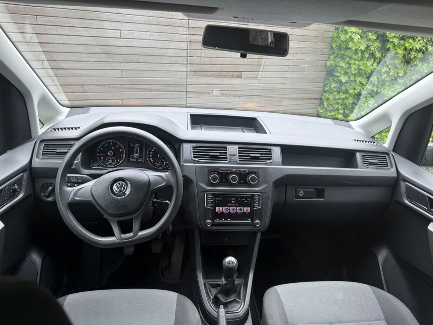 Foto van Volkswagen Caddy Modified Partition Wall