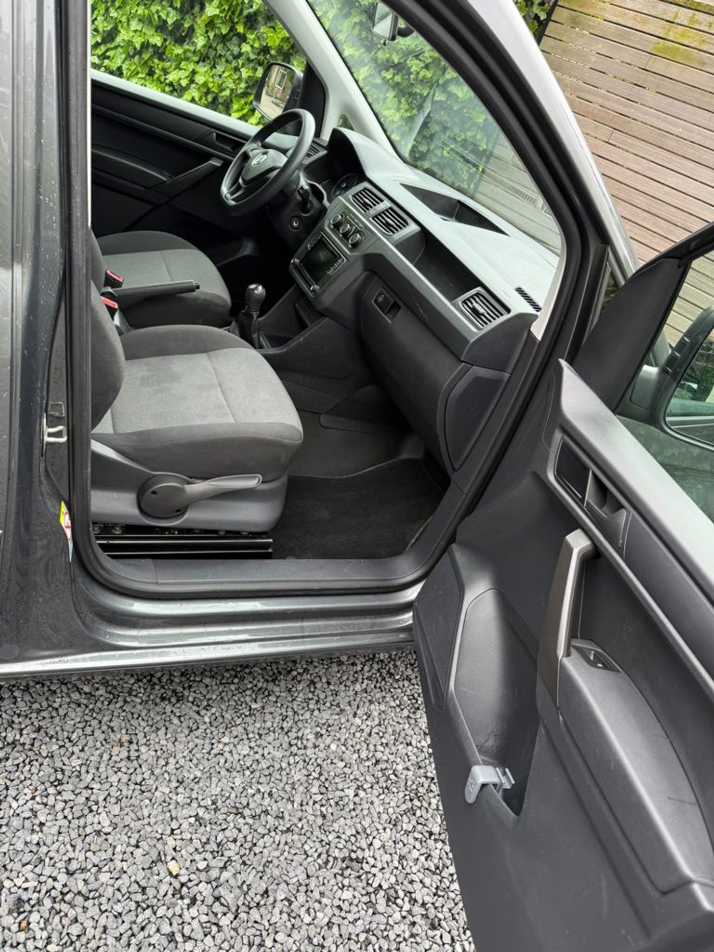 Foto van Volkswagen Caddy Modified Partition Wall