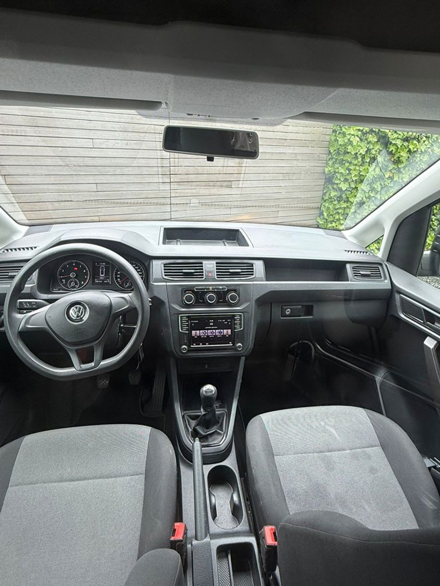 Foto van Volkswagen Caddy Modified Partition Wall