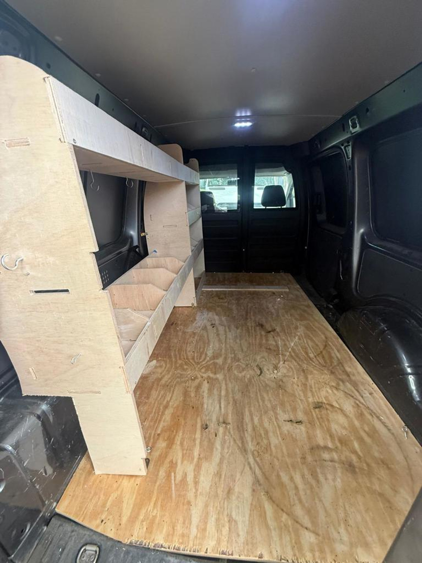 Foto van Volkswagen Caddy Modified Partition Wall