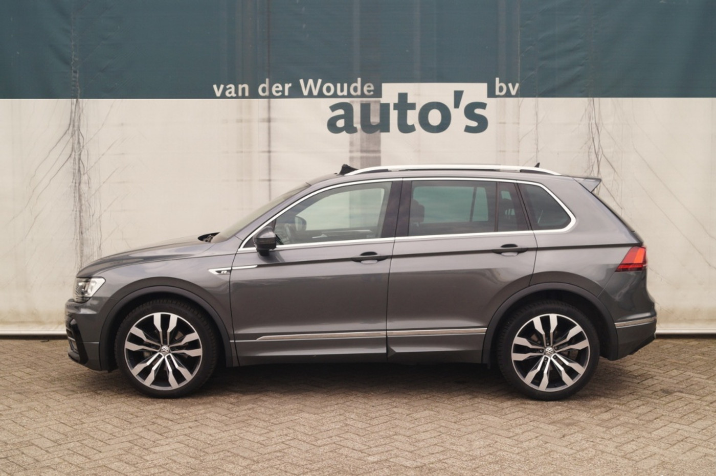 Volkswagen Tiguan 1.5 TSI 150pk DSG R-Line Highline Business -PANO-LED-ECC- 2020 - voorkant