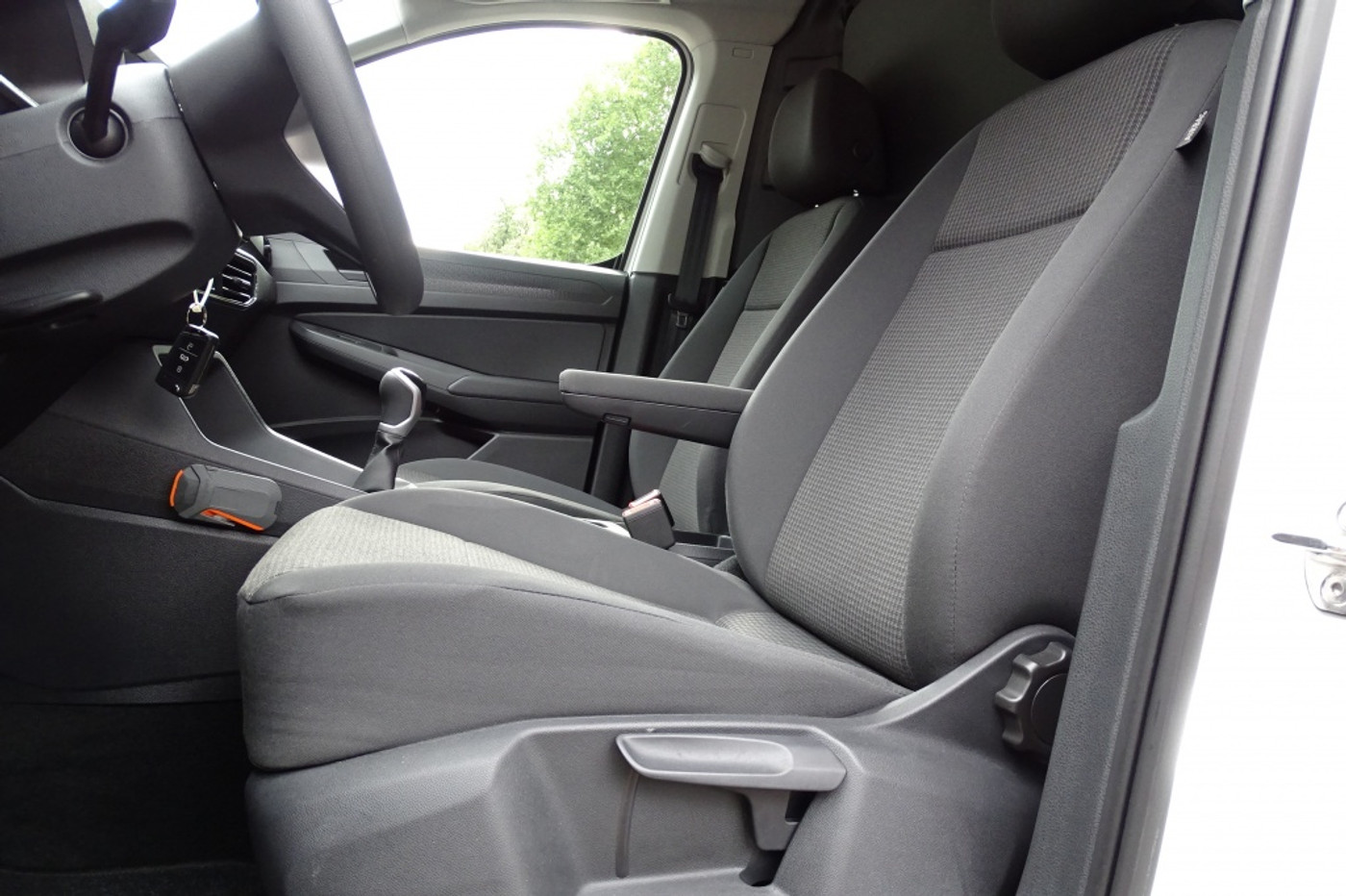 Foto van Volkswagen Caddy Modified Partition Wall