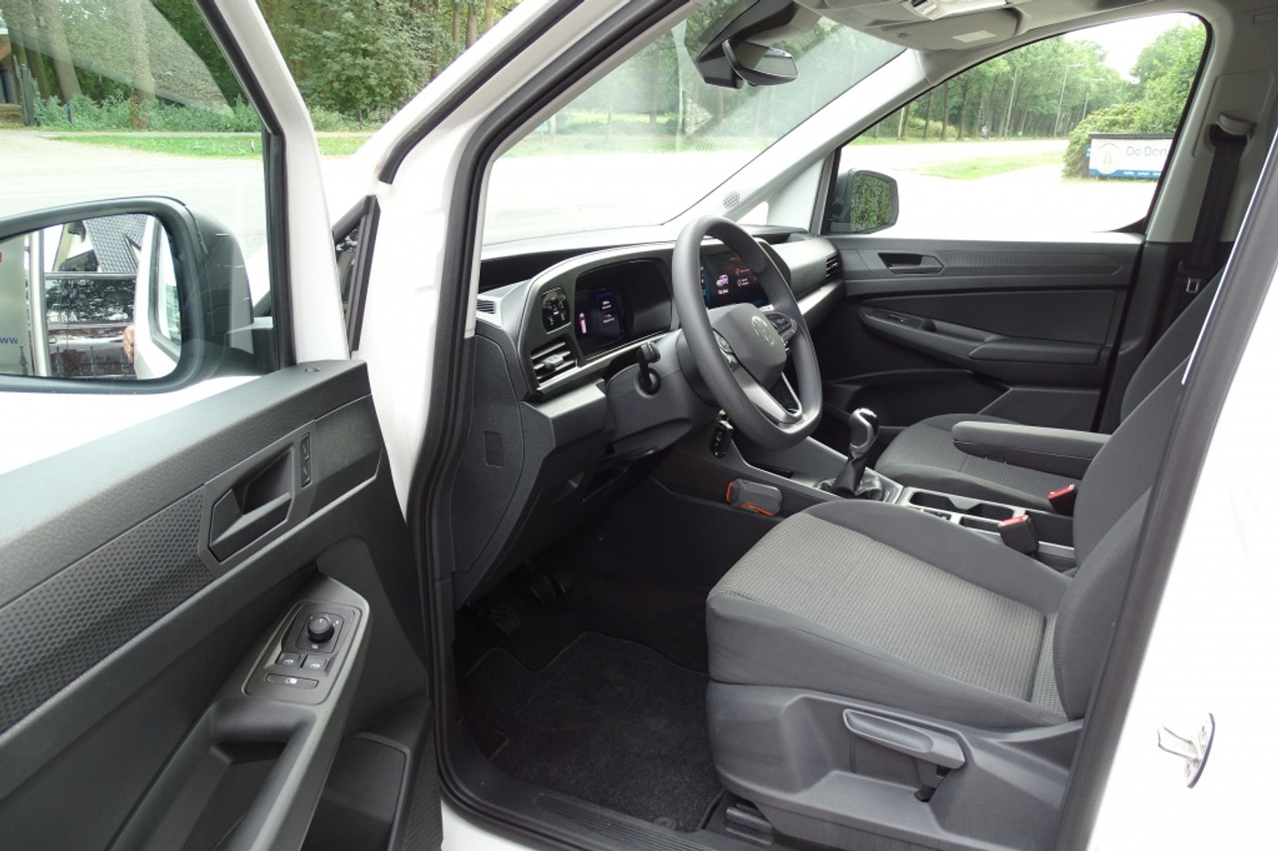 Foto van Volkswagen Caddy Modified Partition Wall