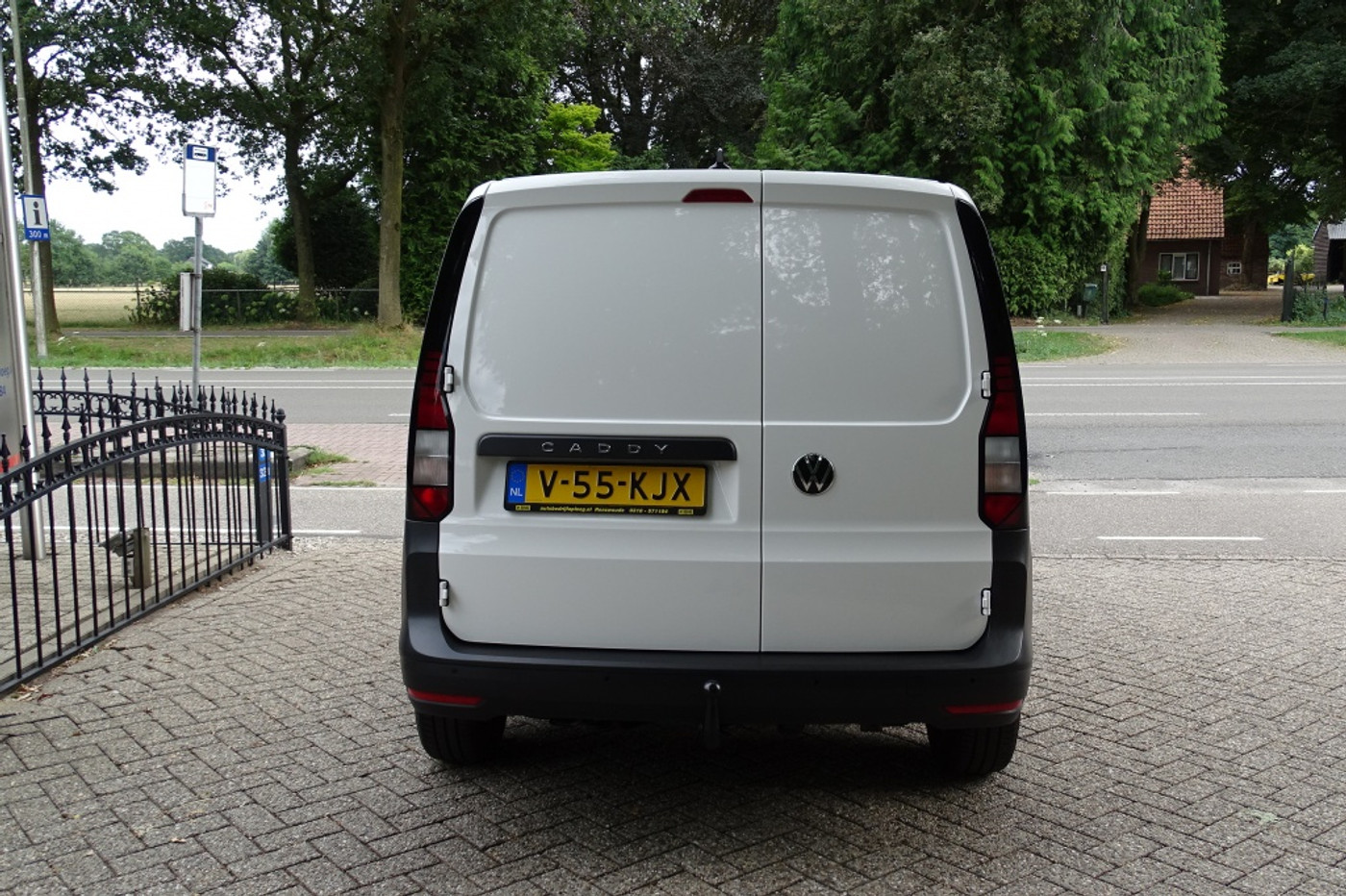 Foto van Volkswagen Caddy Modified Partition Wall