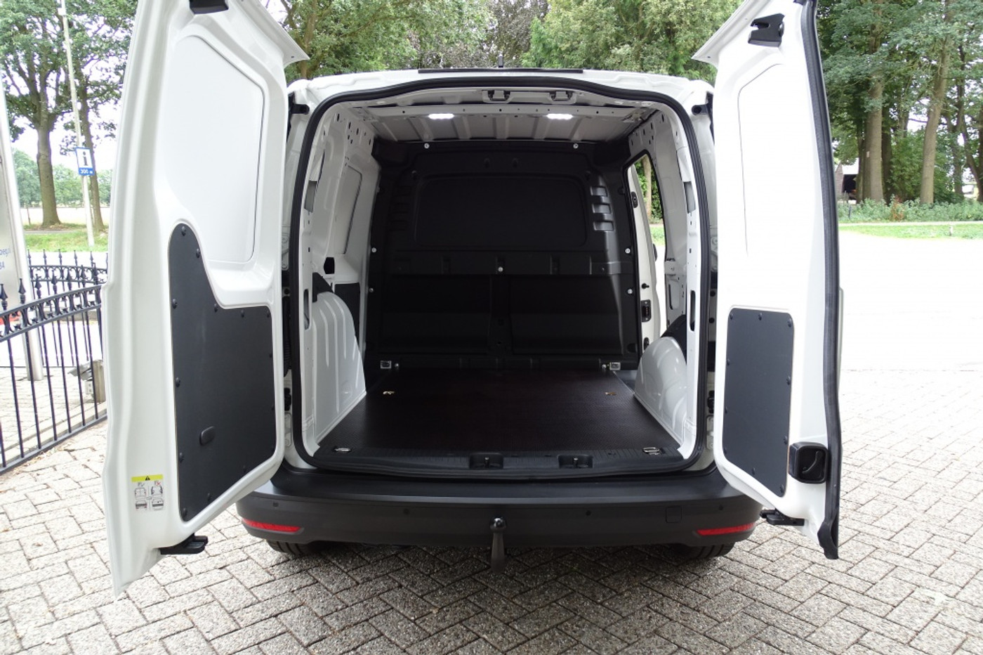Foto van Volkswagen Caddy Modified Partition Wall