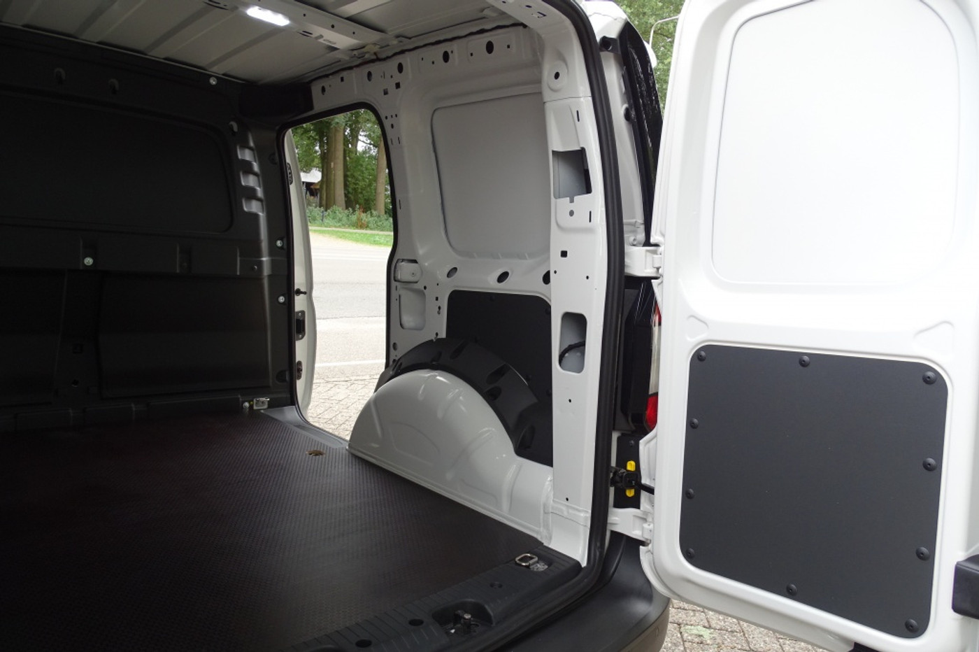 Foto van Volkswagen Caddy Modified Partition Wall