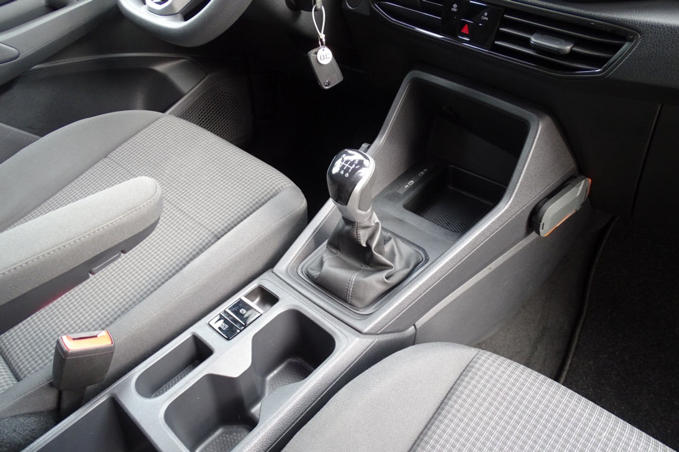 Foto van Volkswagen Caddy Modified Partition Wall