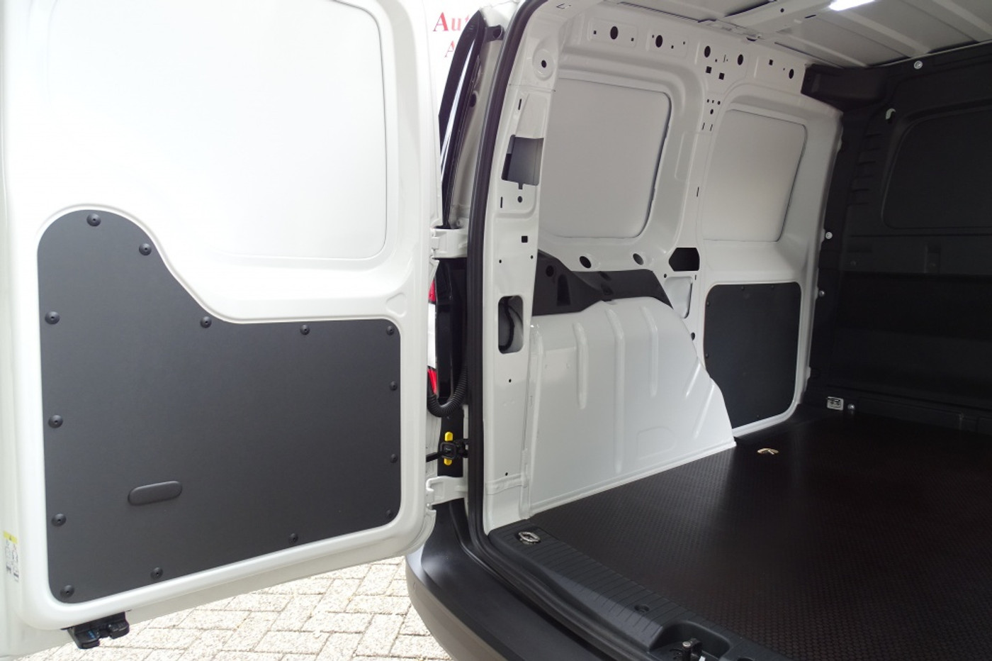 Foto van Volkswagen Caddy Modified Partition Wall