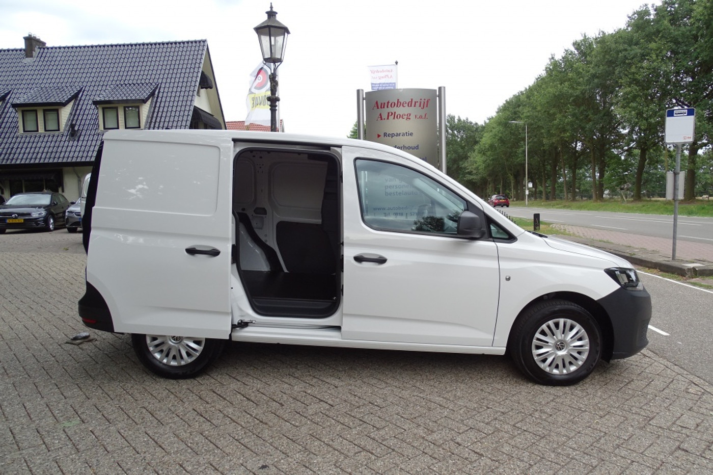 Foto van Volkswagen Caddy Modified Partition Wall
