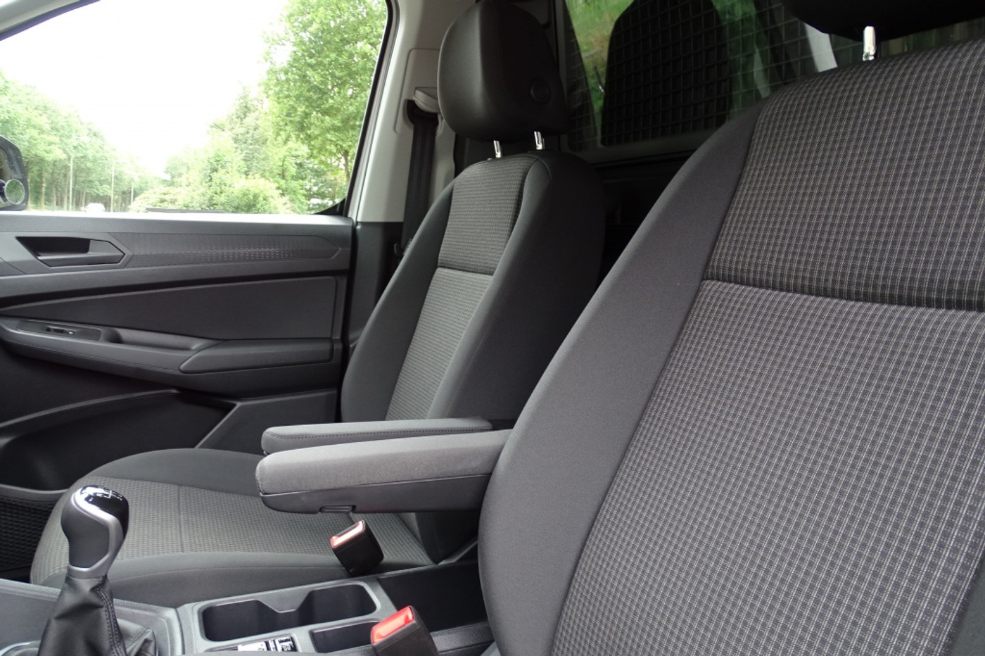 Foto van Volkswagen Caddy Modified Partition Wall