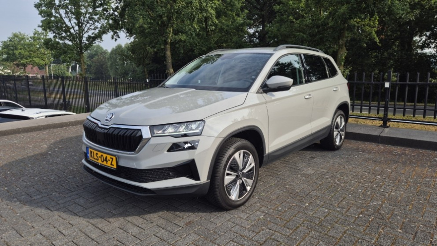 Skoda Karoq 1.5 TSI ACT Business Edition | PDC | Camera | Virtual | Stoelverw. | LED | App Conn. | Lichtmetaal | ECC | Cruise 2022 - voorkant