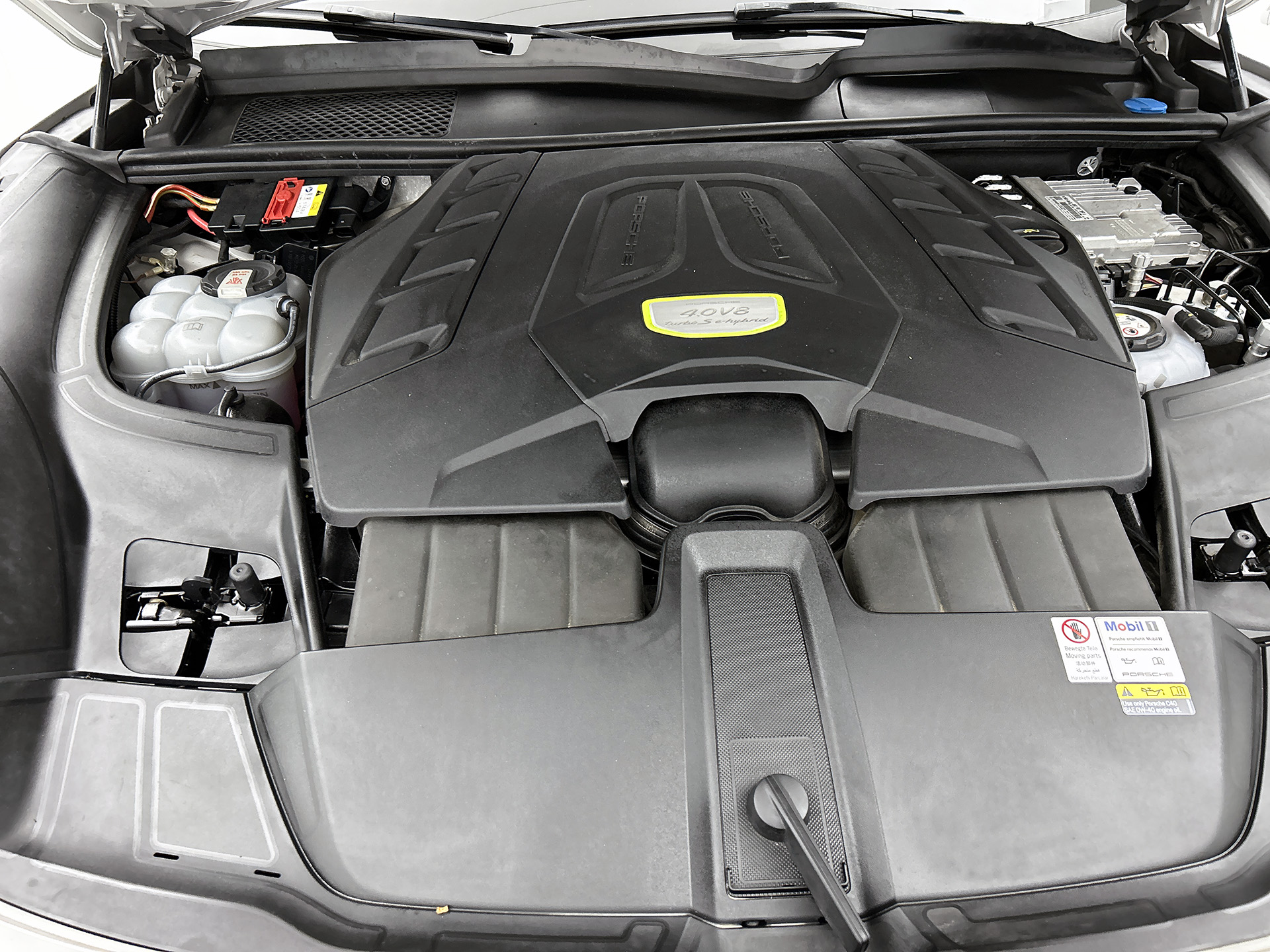 Foto van Porsche Cayenne Turbo S E-hybrid