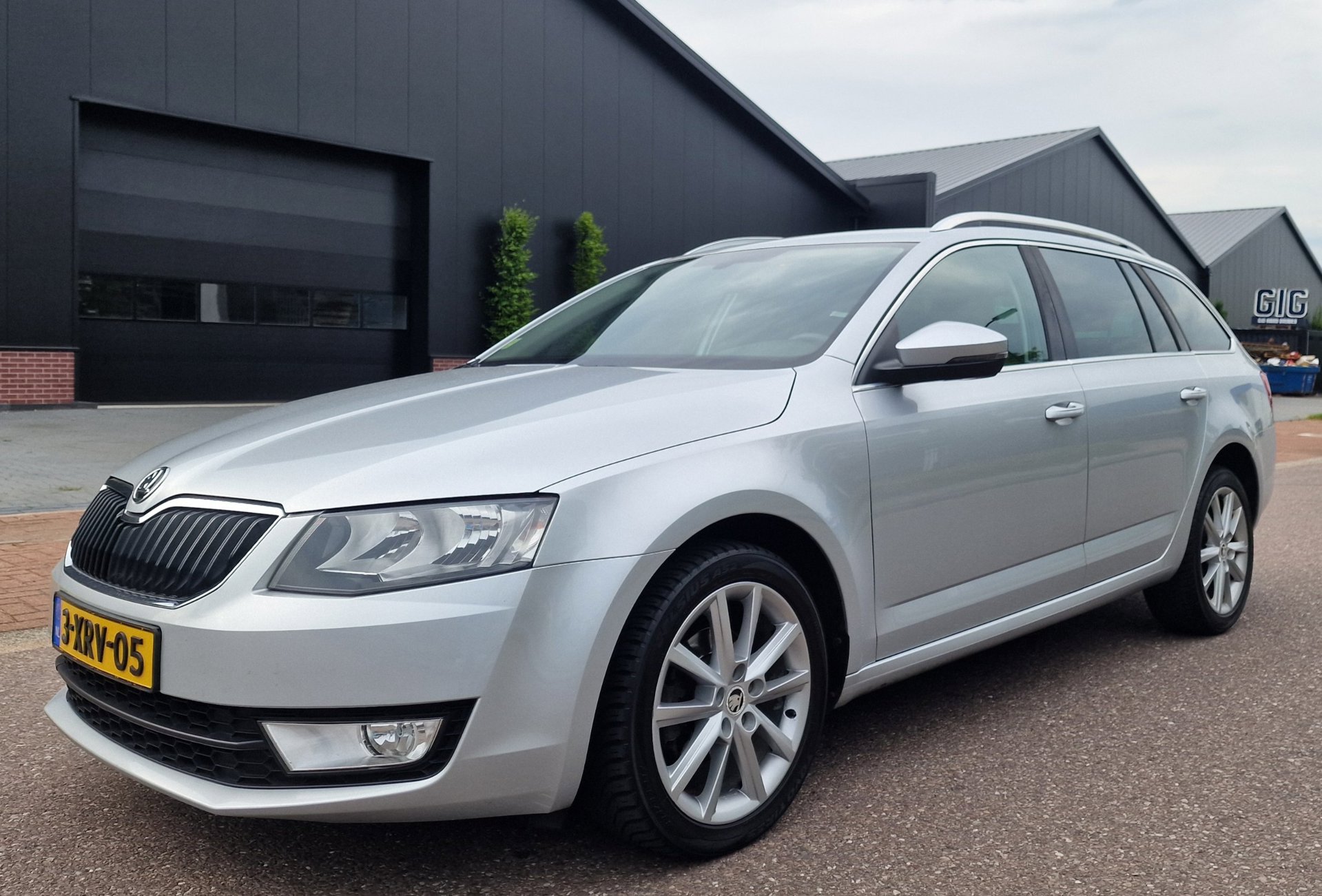 Skoda Octavia 1.6 TDI Ambition AUTOMAAT NAVI PSENSOR CRUISE TREKHAAK 2 X SLEUTELS 2014 - voorkant
