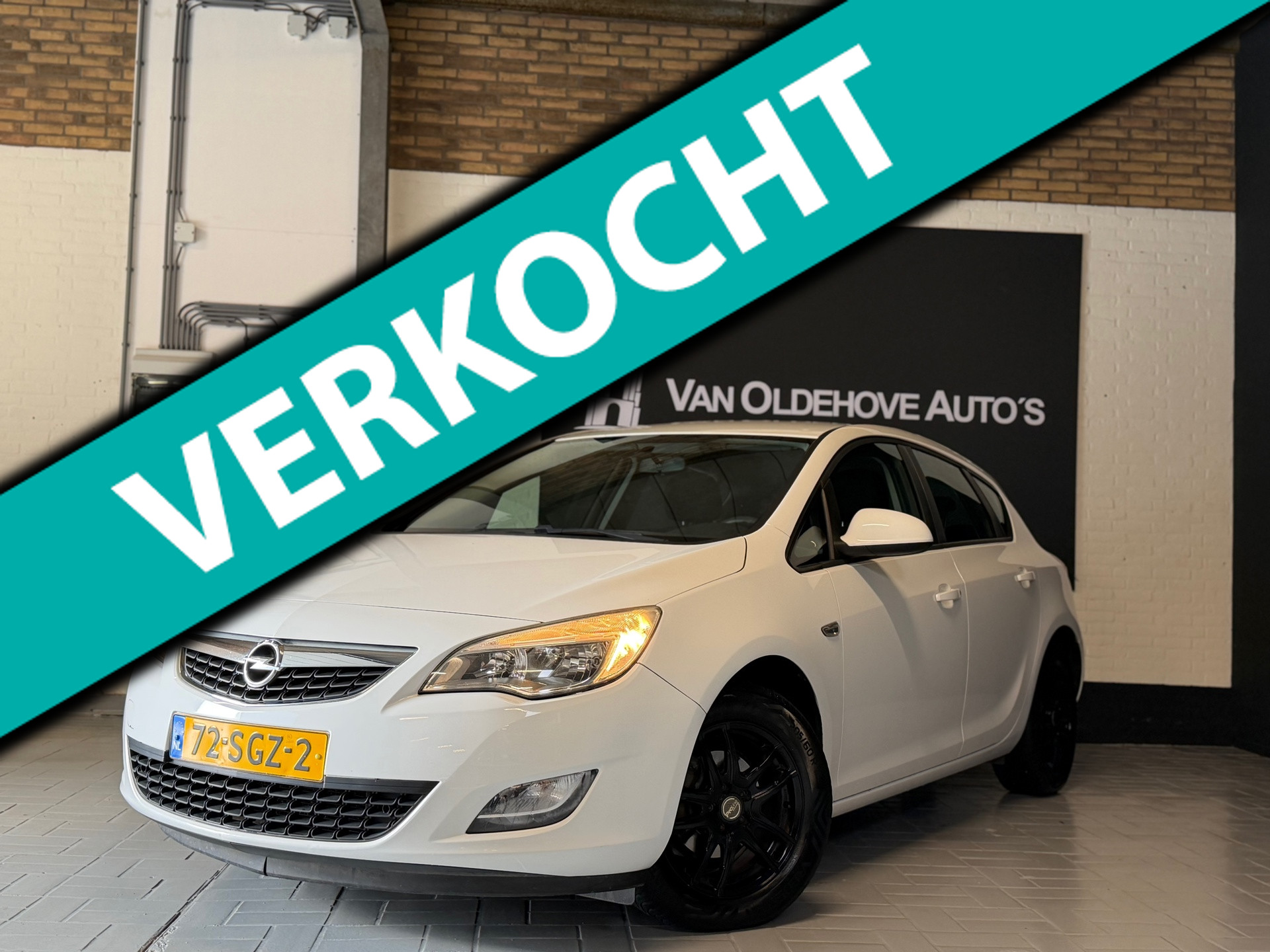 Opel Astra 1.4 Turbo Edition 2011 - voorkant