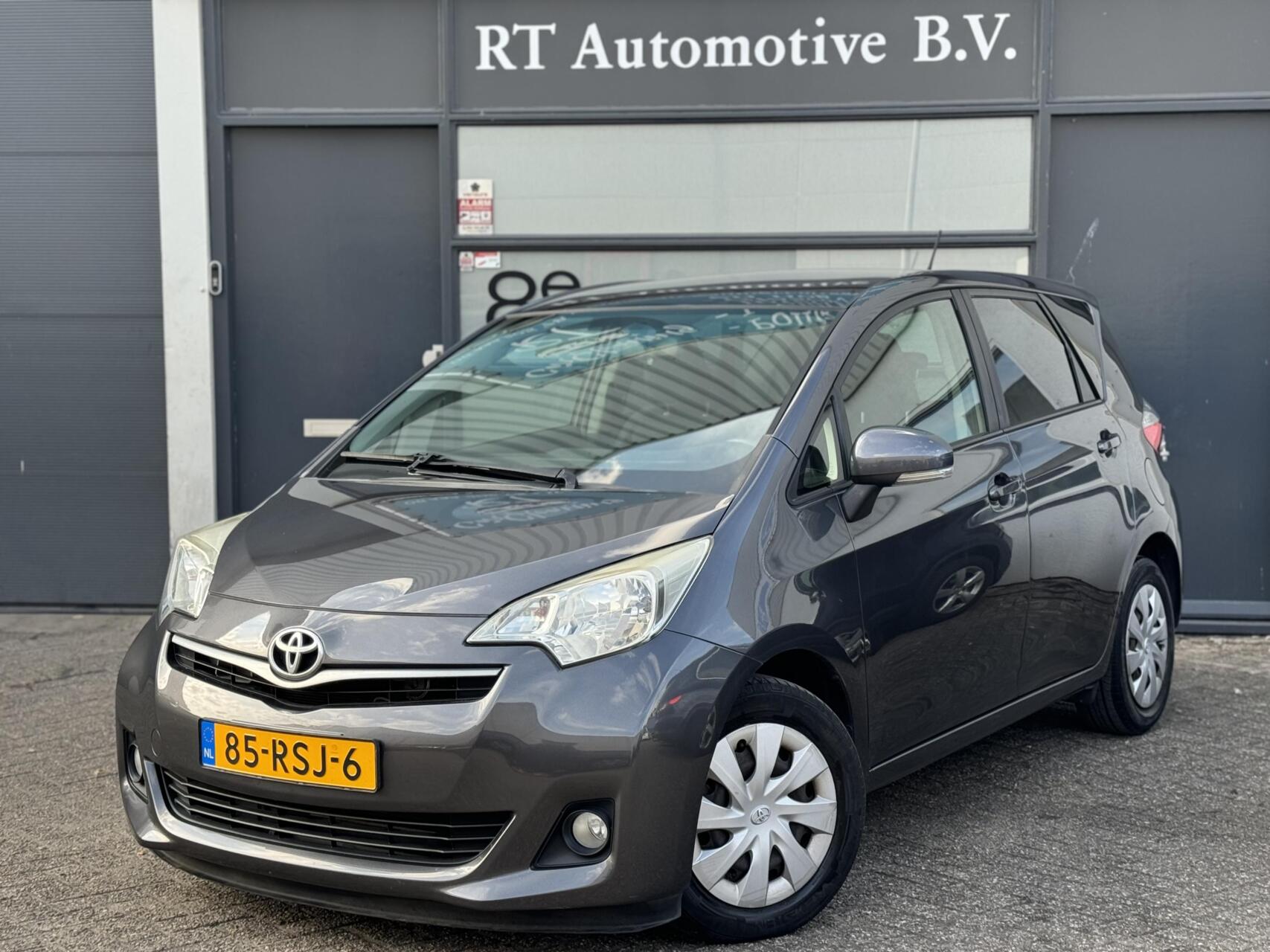 Toyota Toyota Verso-s 1.3 VVT-i Pano / Navi / Camera Dealer OH 2011 - voorkant