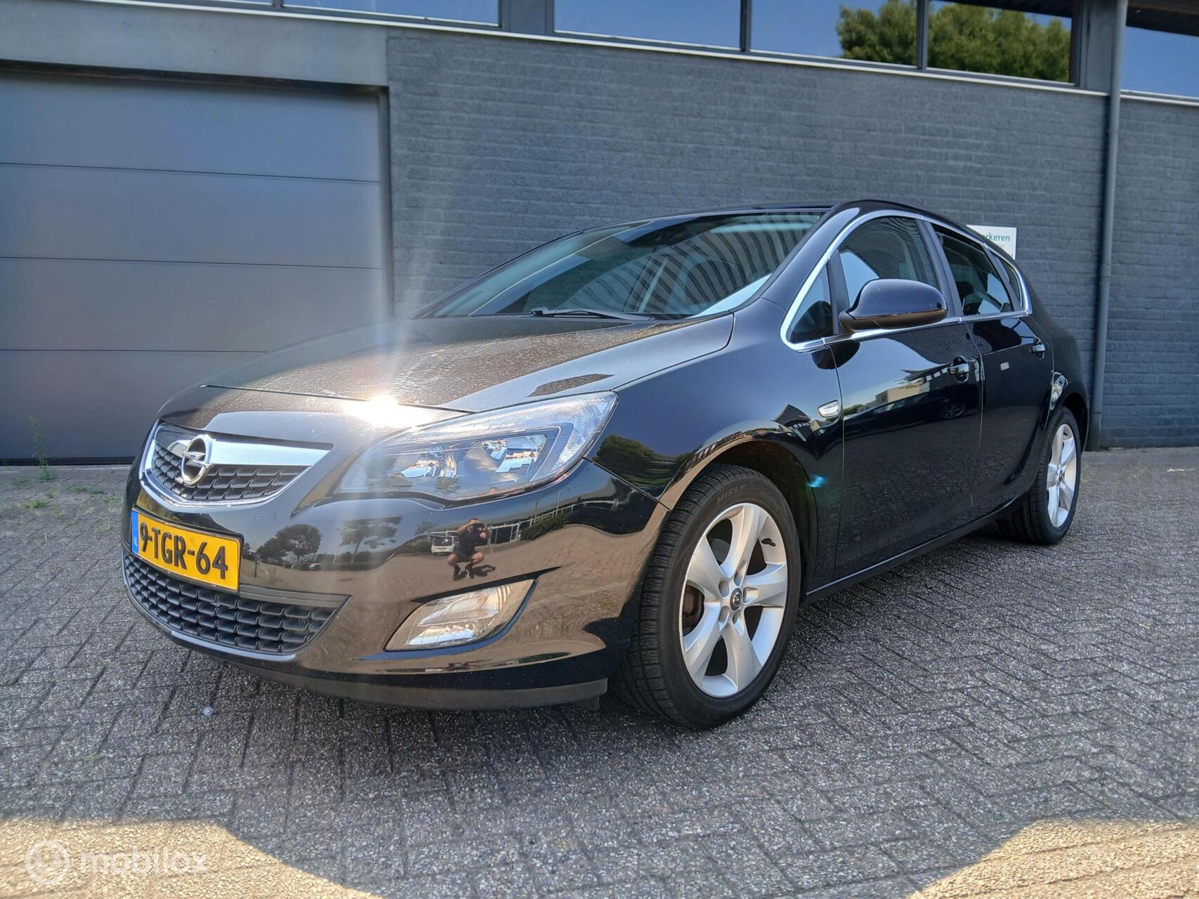 Opel Astra 1.4 Turbo Sport/Dealer onderhouden/140PK 2011 - voorkant