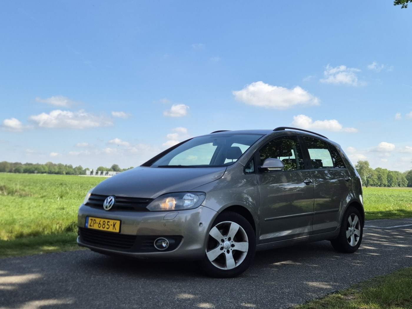 Volkswagen Golf Plus 1.2 TSI Highl. Autom. Parkeren, cruise, APK 2010 - voorkant