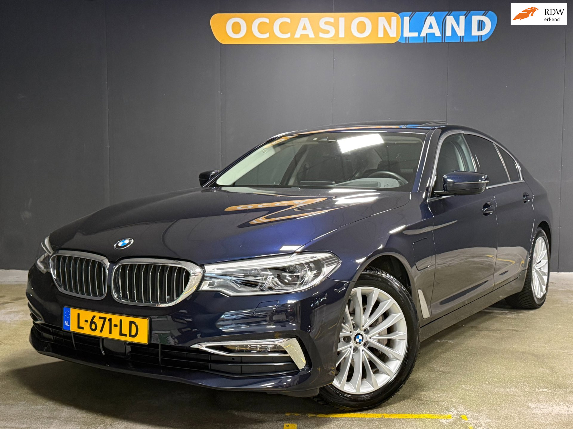 BMW 530e Iperformance 530e iPerformance High Executive Luxury Line|KANTELDAK|LED|KEYLESS|MEMORY|CAMERA|SFEER|ACC|STOELVENTI|DODEHOEK|18INCH| 2019 - voorkant