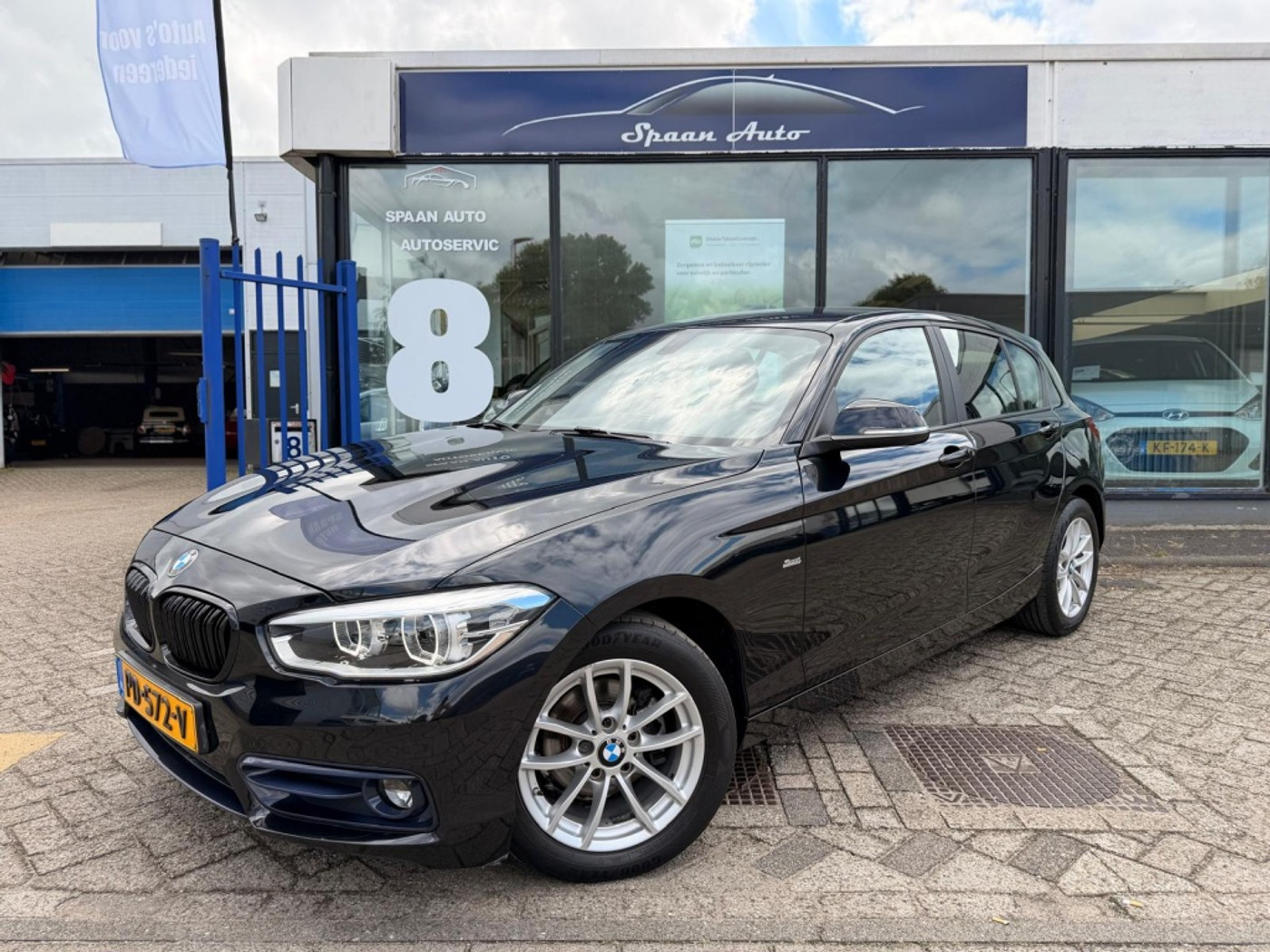 BMW 118i 118i Executive SPORT | AUTOMAAT | CLIMATE CONTROL | TREKHAAK | 5 2017 - voorkant