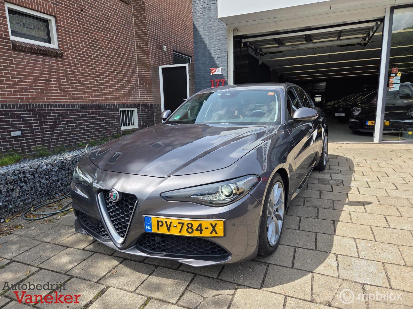 Alfa Romeo Giulia 2.0T Super|Savalli 291PK|Leder|NAP|CARPLAY 2017 - voorkant