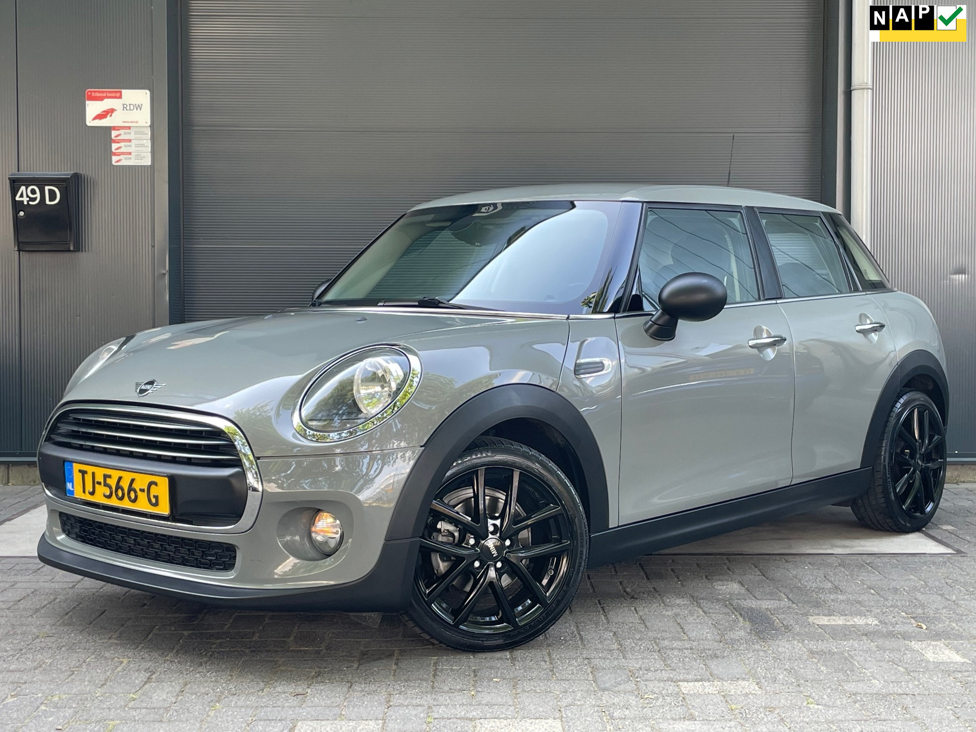 Mini One 1.5 One First NAP CARPLAY CRUISE NAVI AIRCO PDC START KNOP 2018 - voorkant