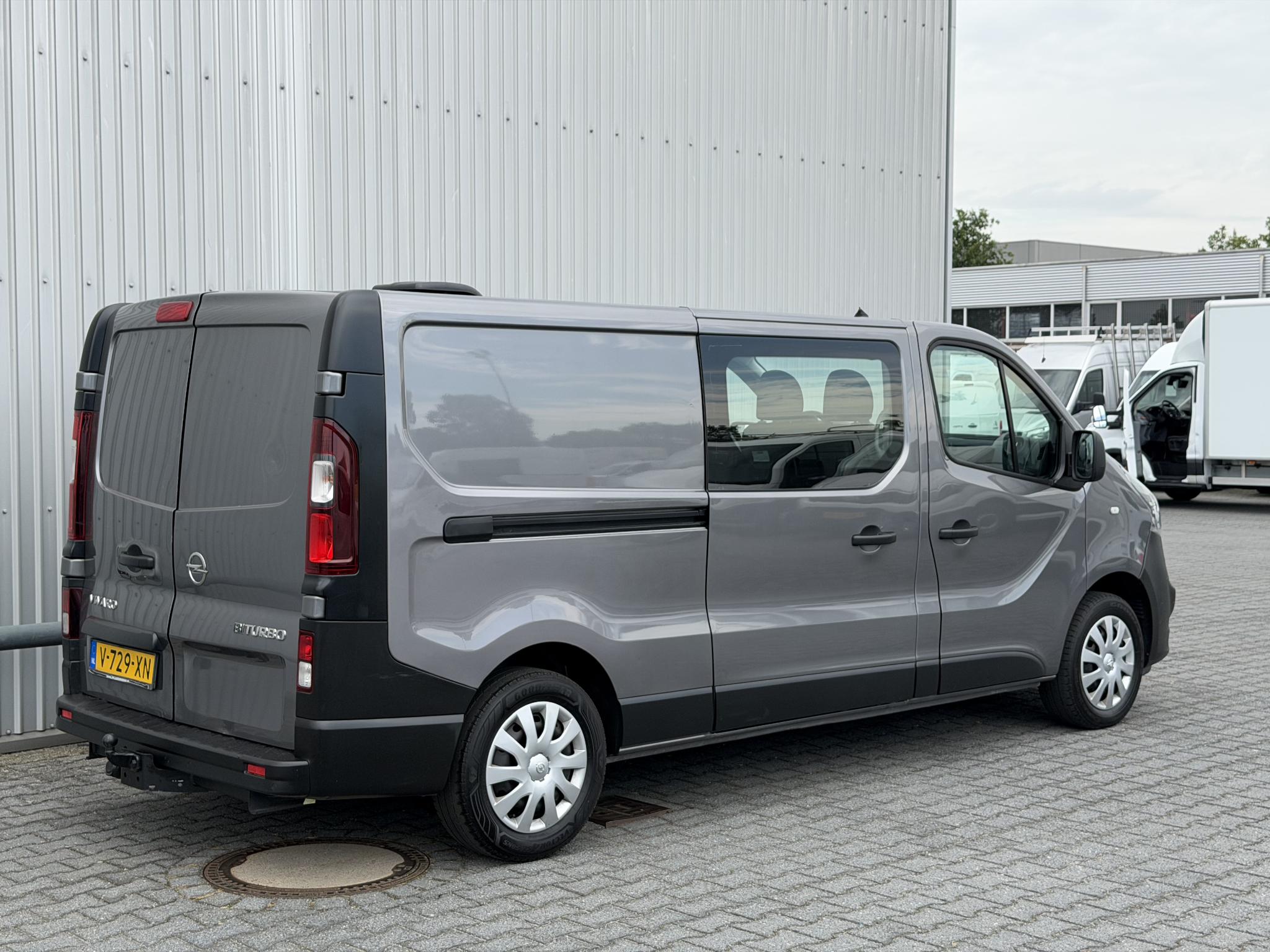 Foto van Opel Vivaro-b
