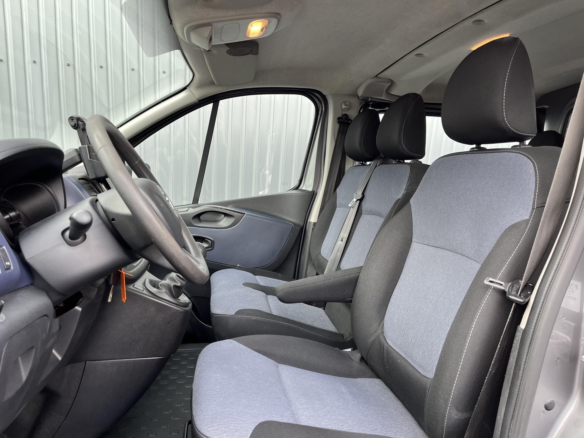 Foto van Opel Vivaro-b