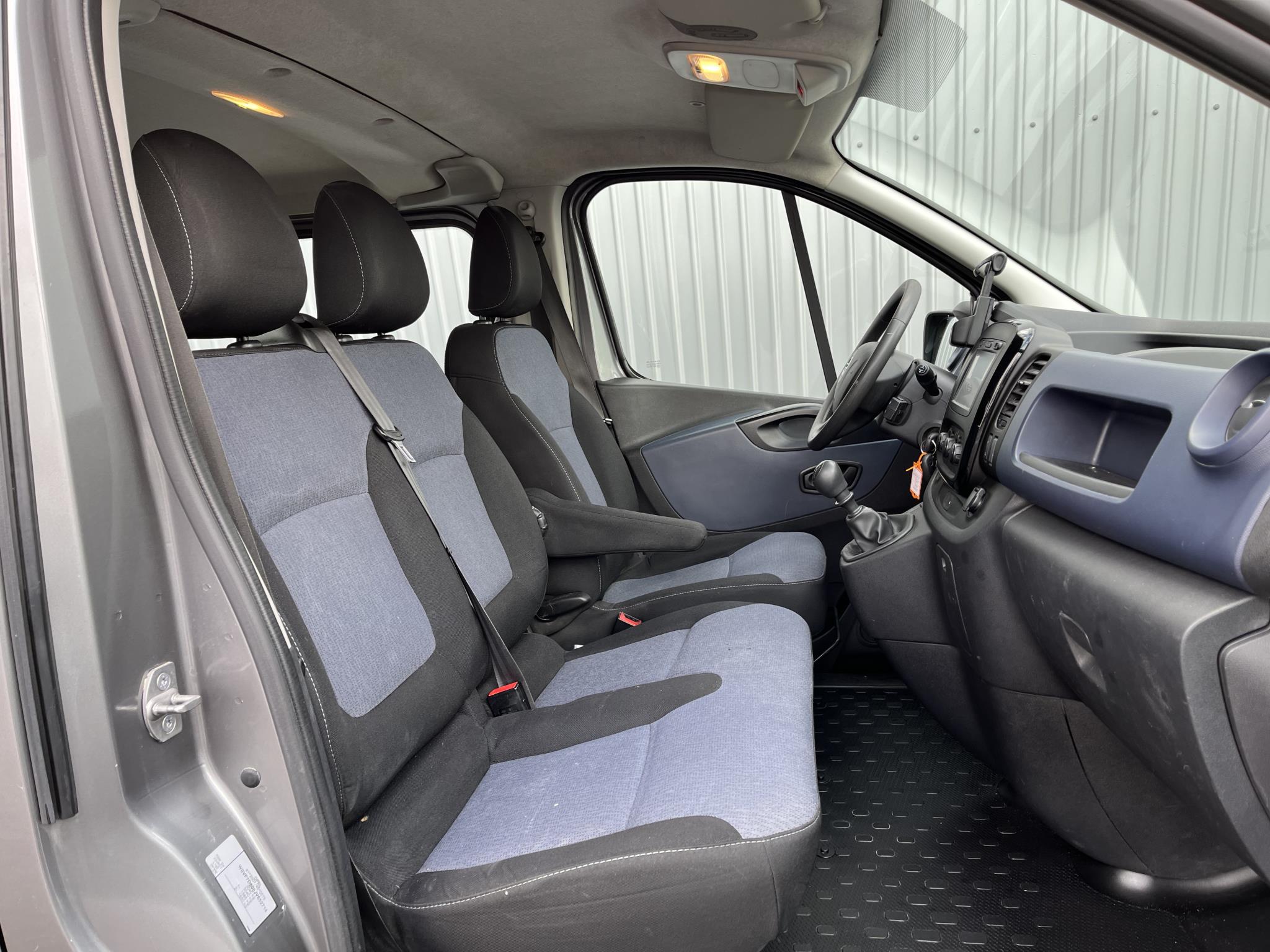 Foto van Opel Vivaro-b