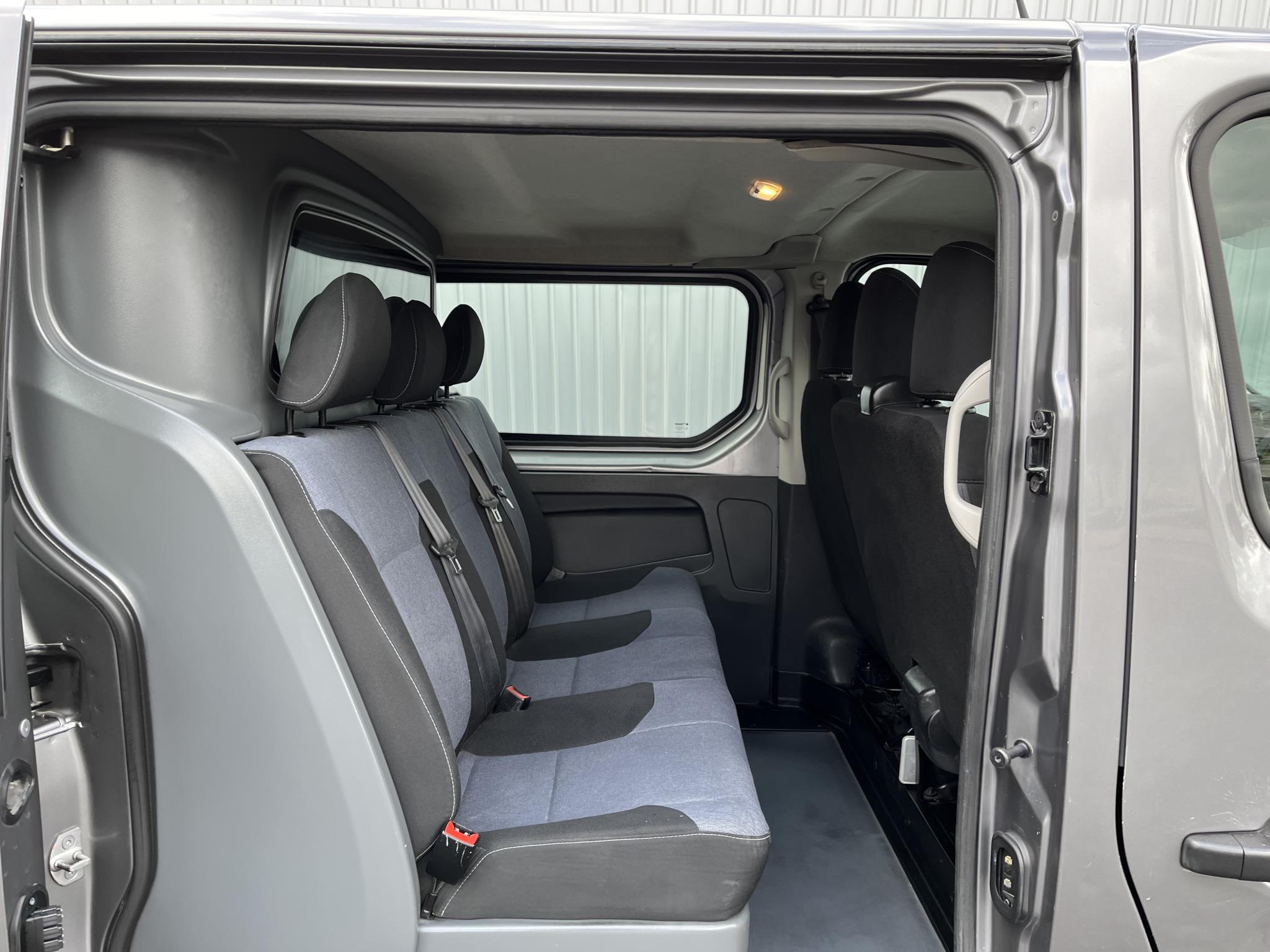 Foto van Opel Vivaro-b