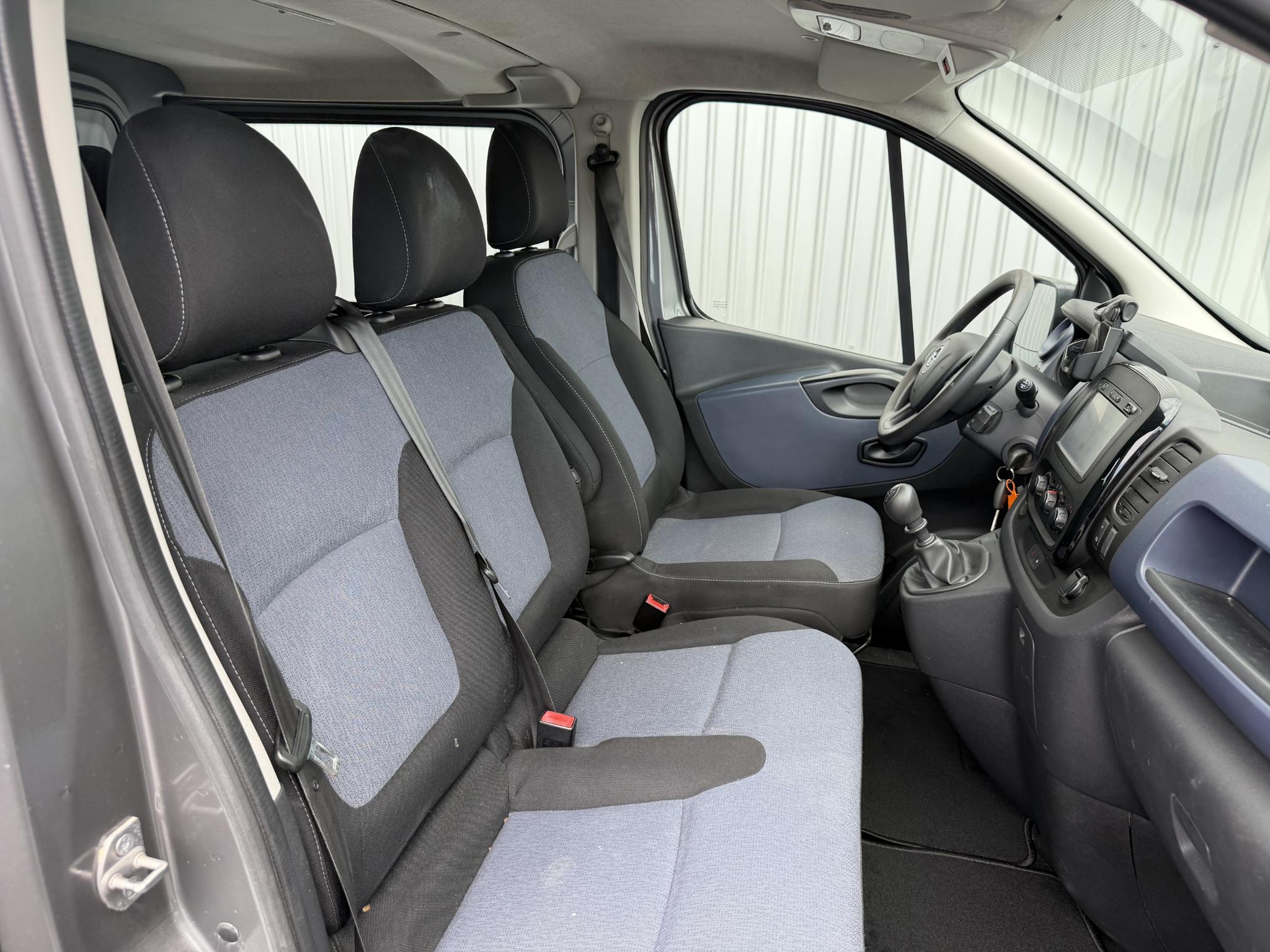 Foto van Opel Vivaro-b