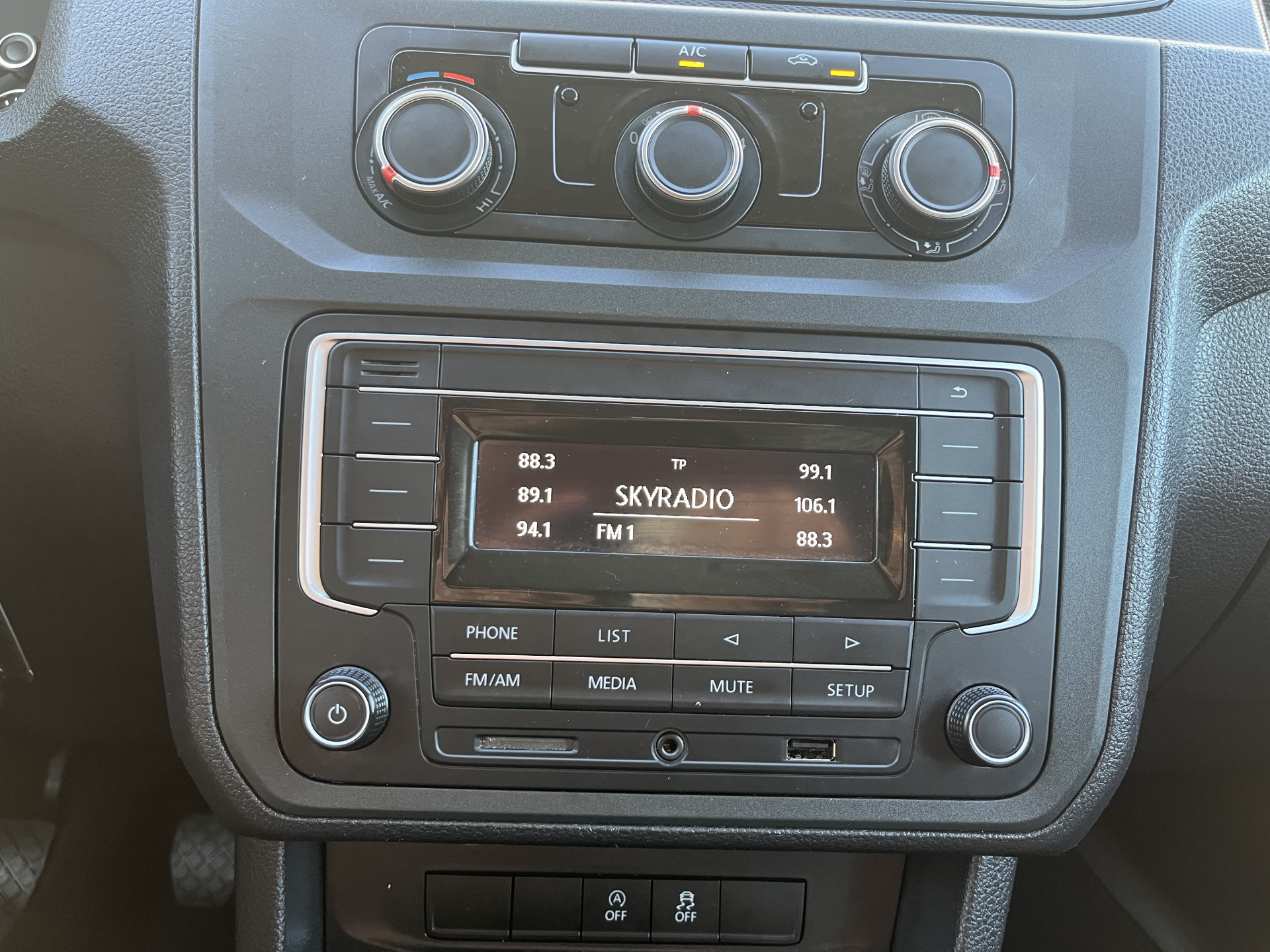 Foto van Volkswagen Caddy Modified Partition Wall