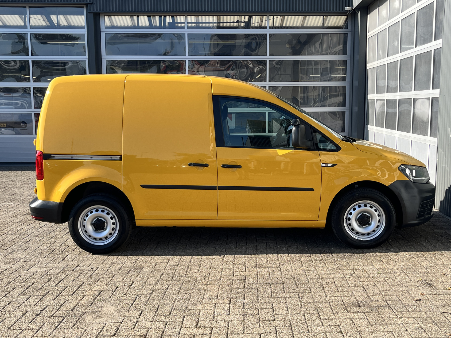 Foto van Volkswagen Caddy Modified Partition Wall