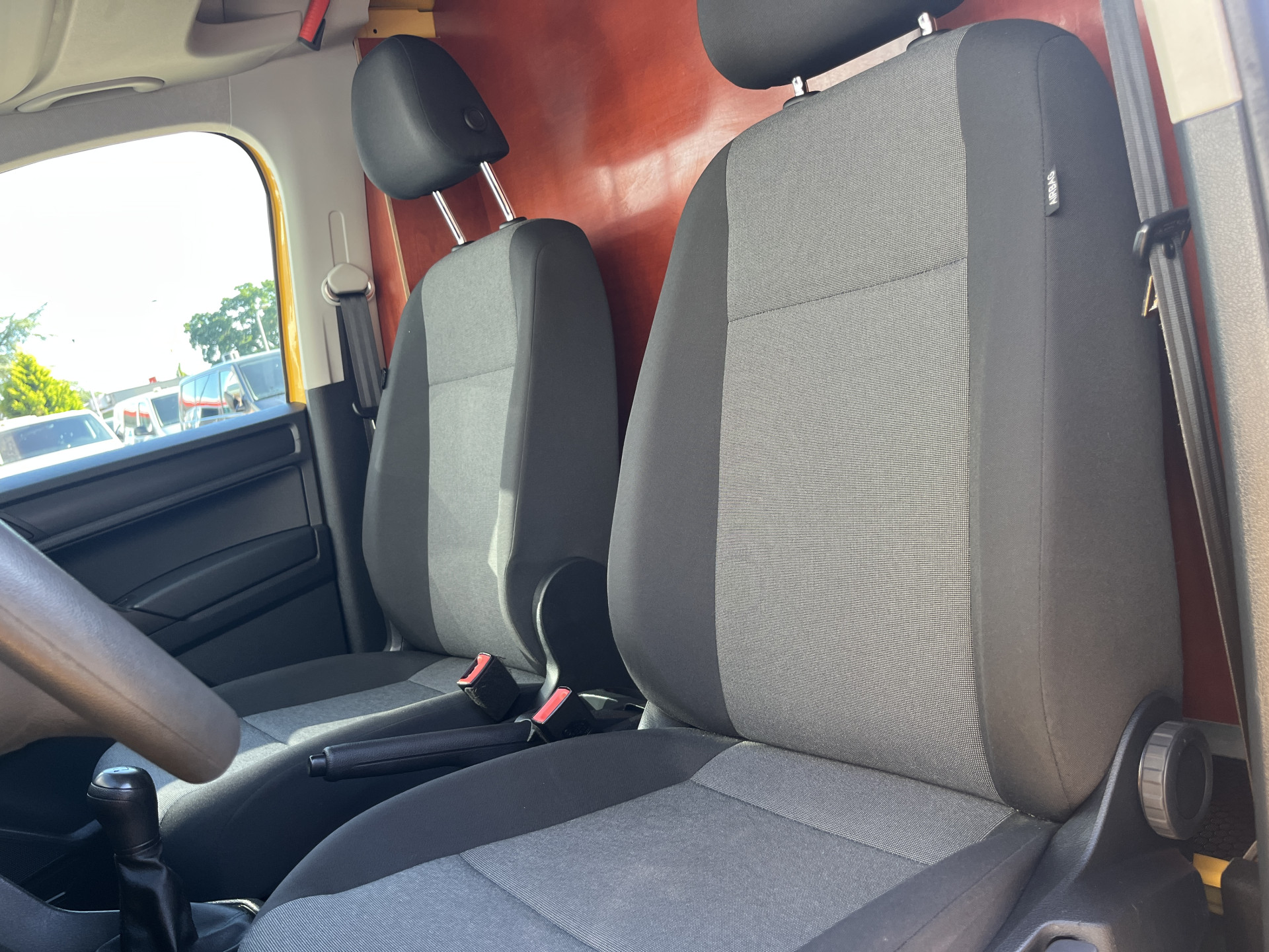Foto van Volkswagen Caddy Modified Partition Wall