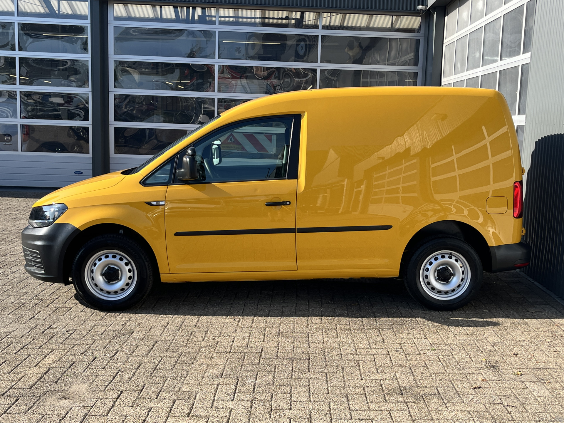 Foto van Volkswagen Caddy Modified Partition Wall