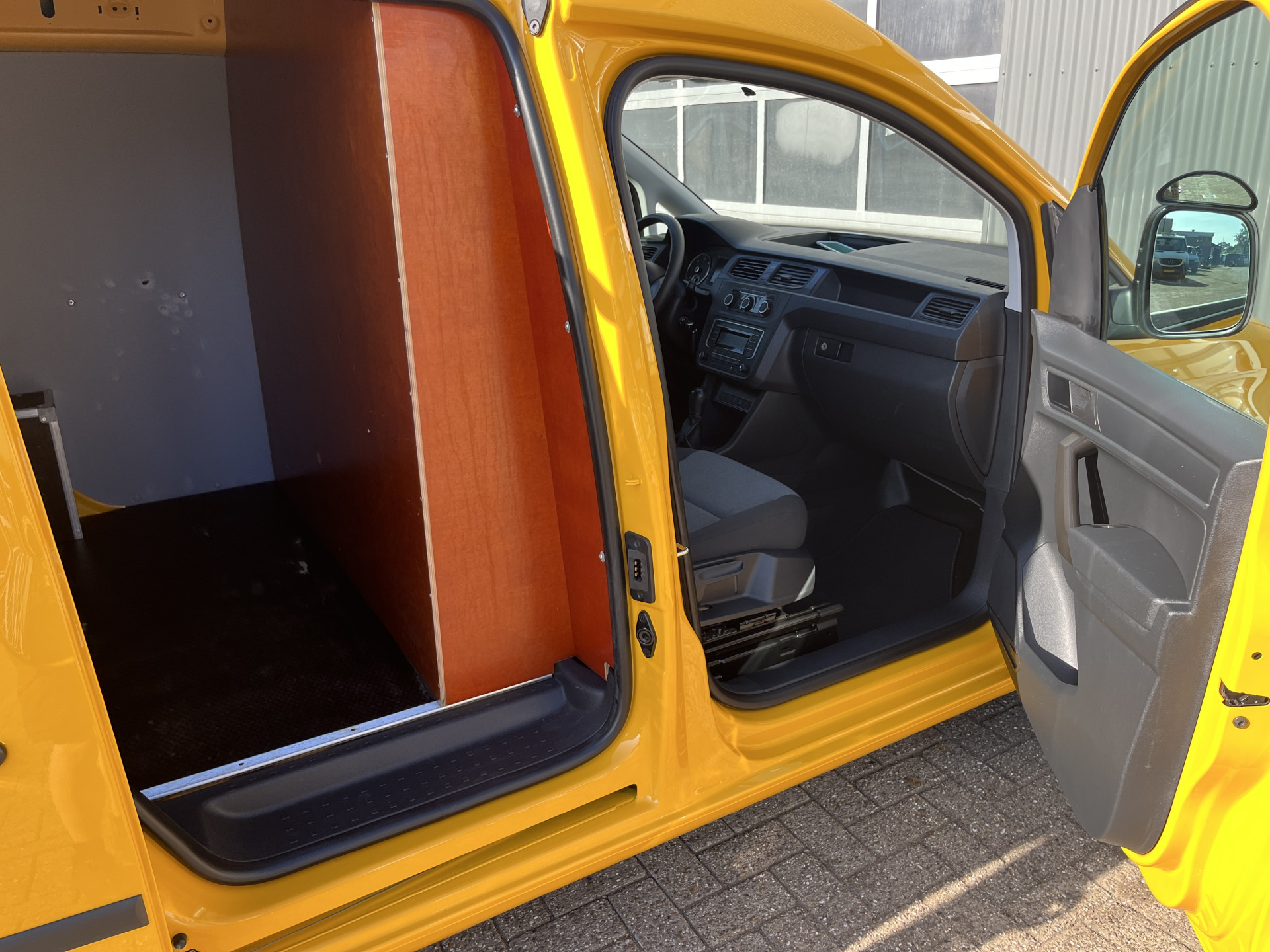 Foto van Volkswagen Caddy Modified Partition Wall