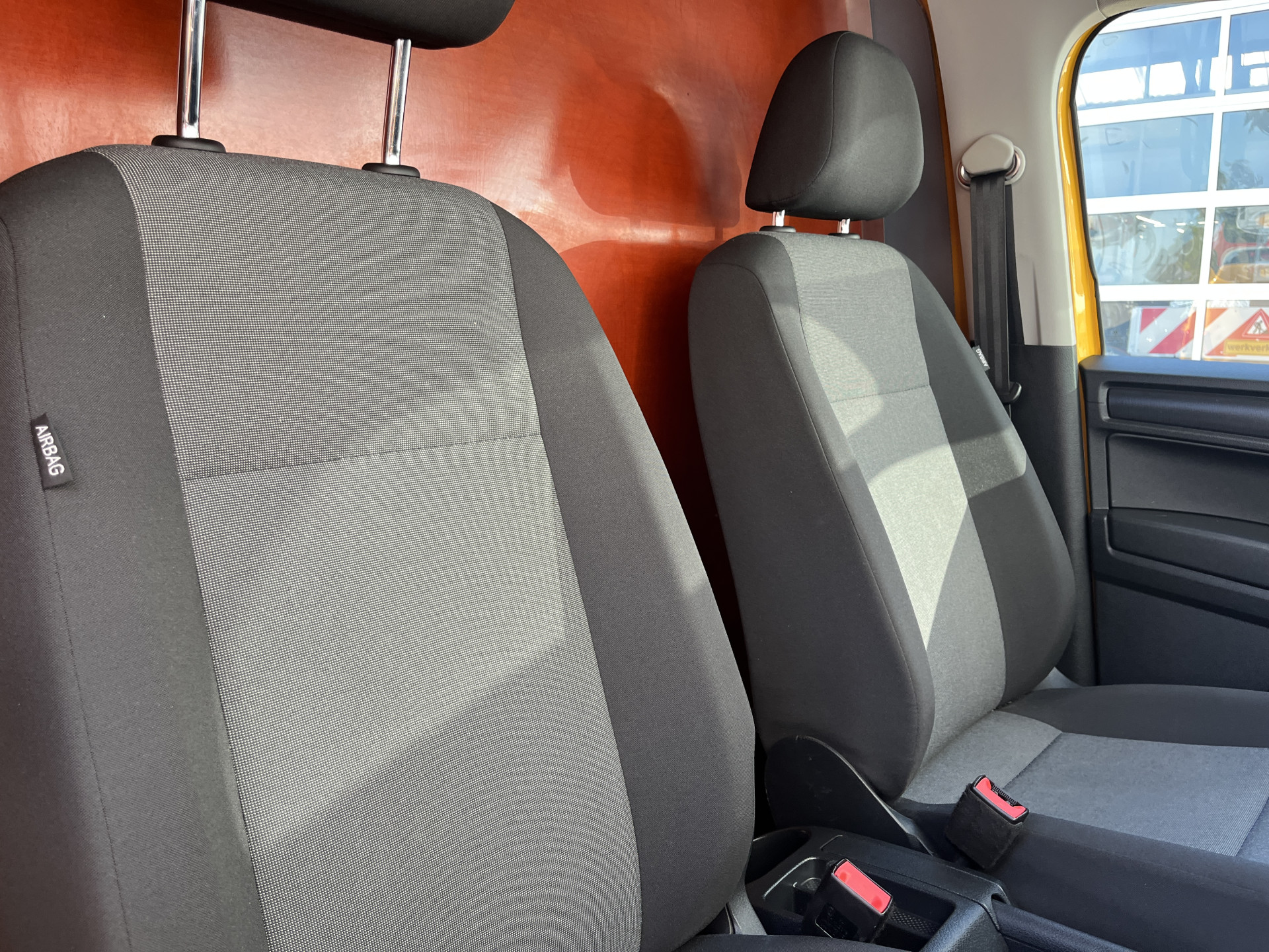 Foto van Volkswagen Caddy Modified Partition Wall