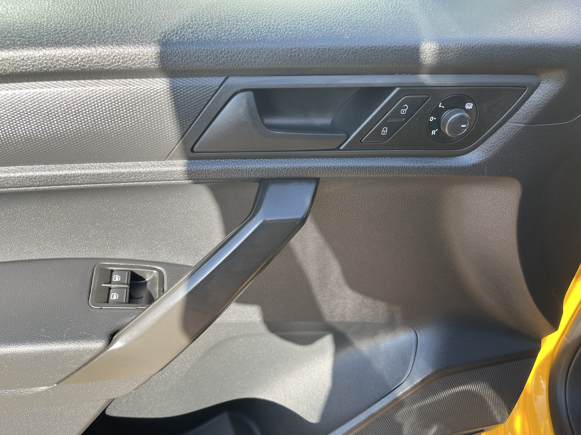 Foto van Volkswagen Caddy Modified Partition Wall