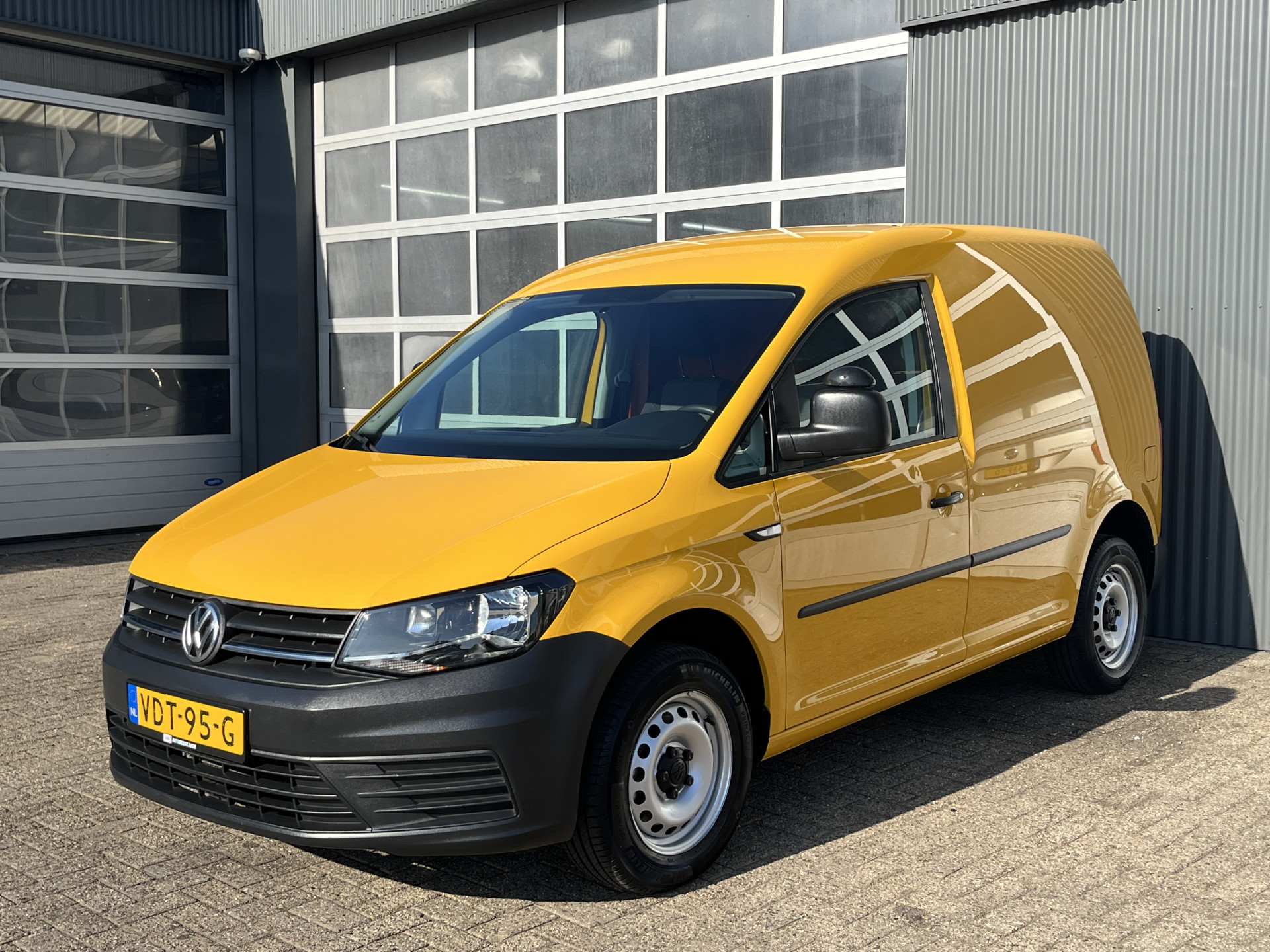 Foto van Volkswagen Caddy Modified Partition Wall