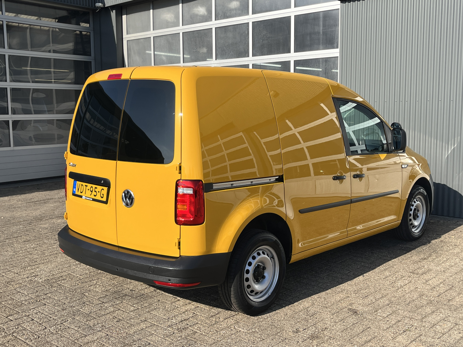 Foto van Volkswagen Caddy Modified Partition Wall