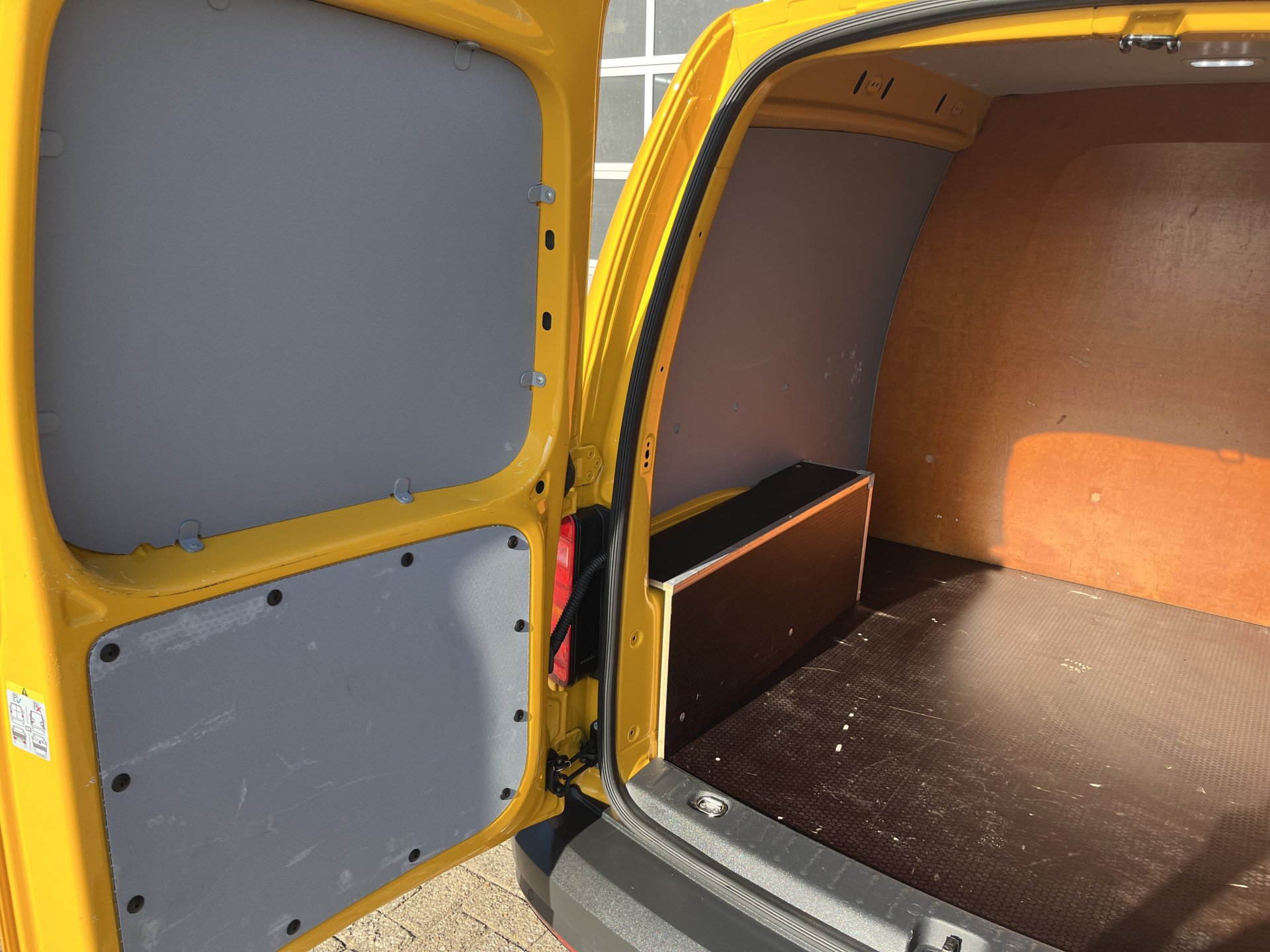 Foto van Volkswagen Caddy Modified Partition Wall