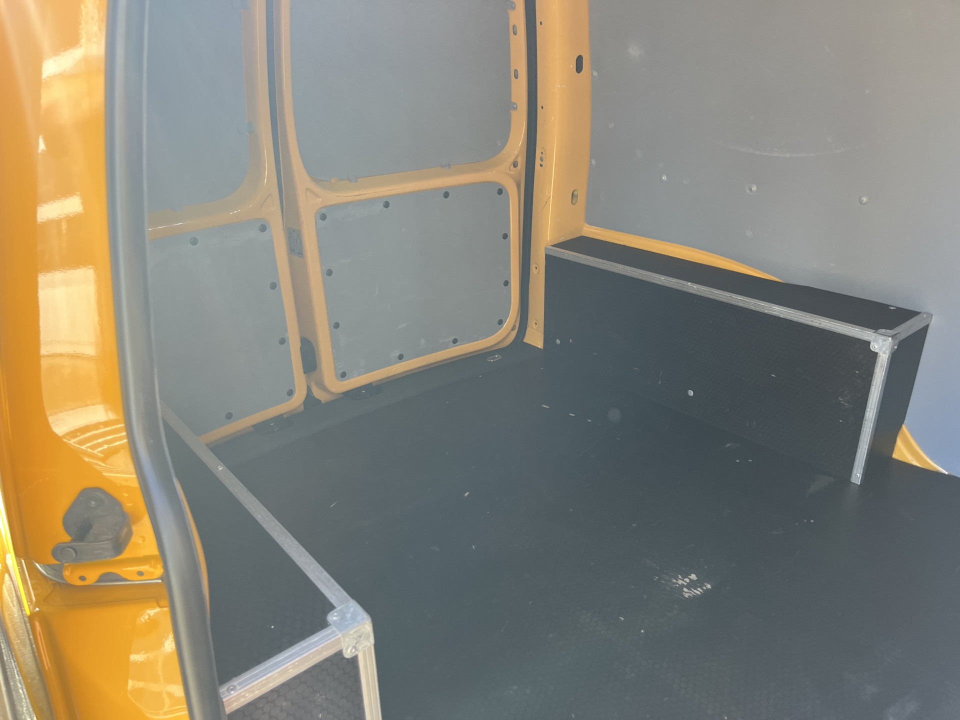 Foto van Volkswagen Caddy Modified Partition Wall