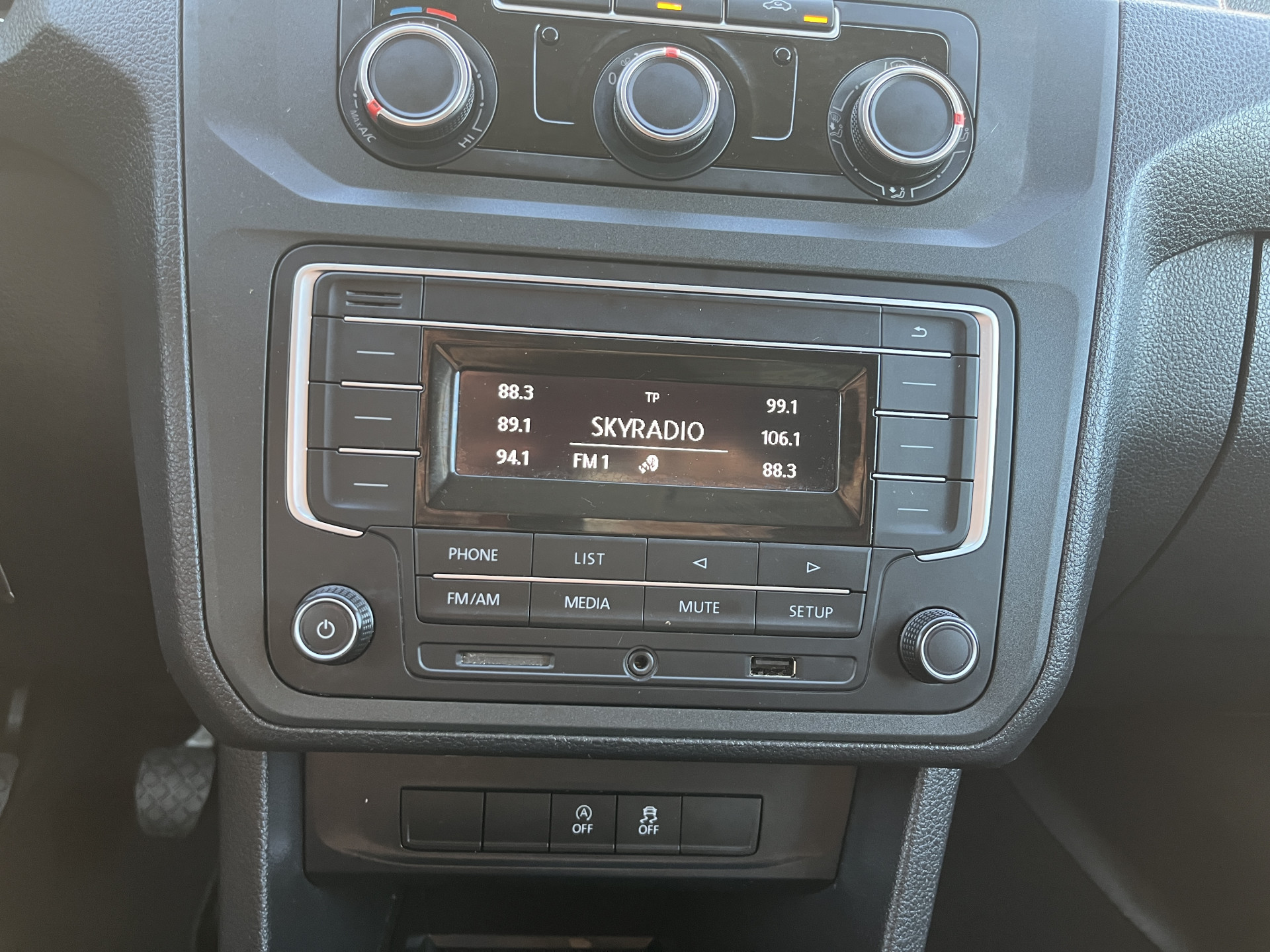 Foto van Volkswagen Caddy Modified Partition Wall