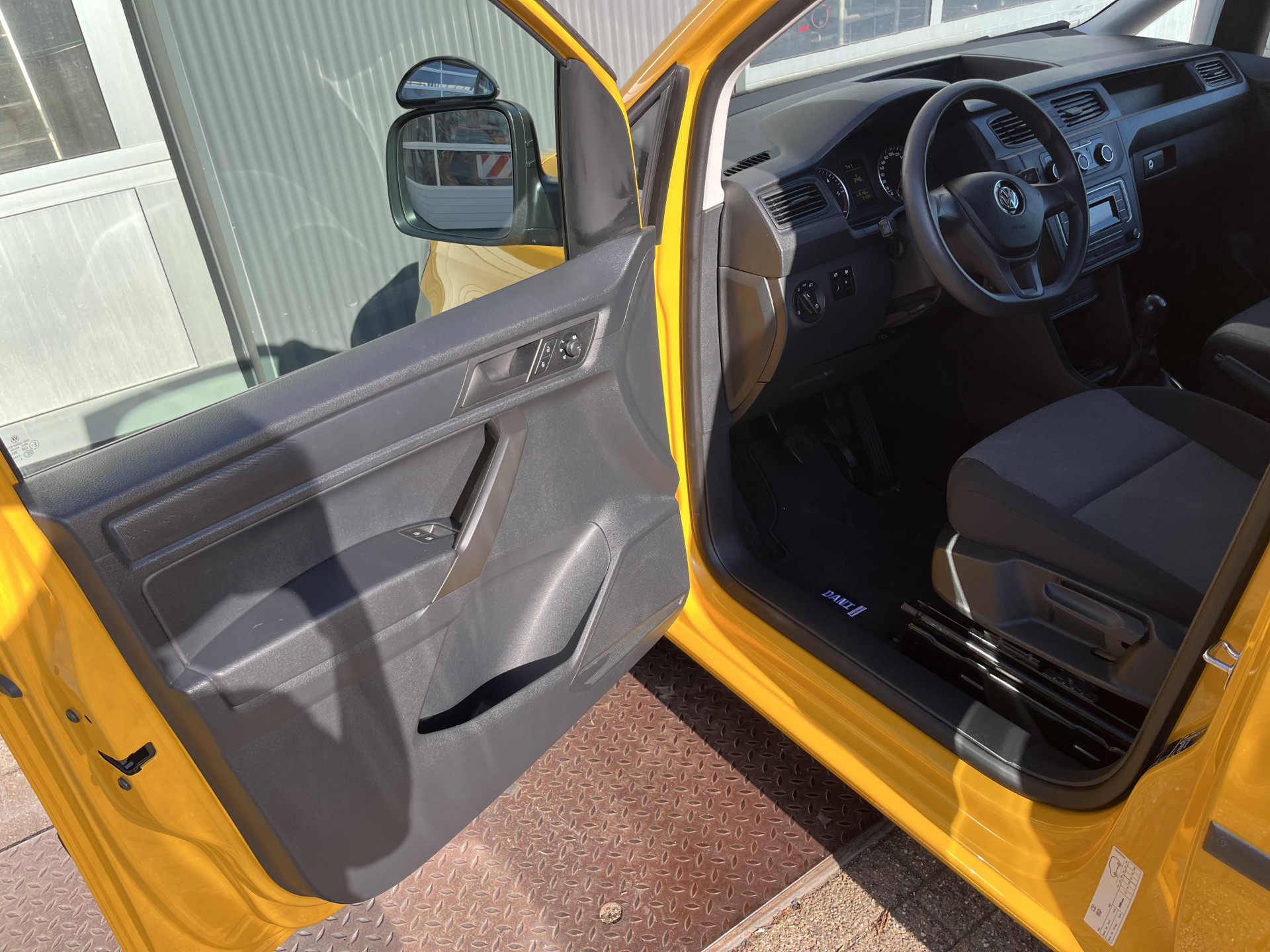 Foto van Volkswagen Caddy Modified Partition Wall