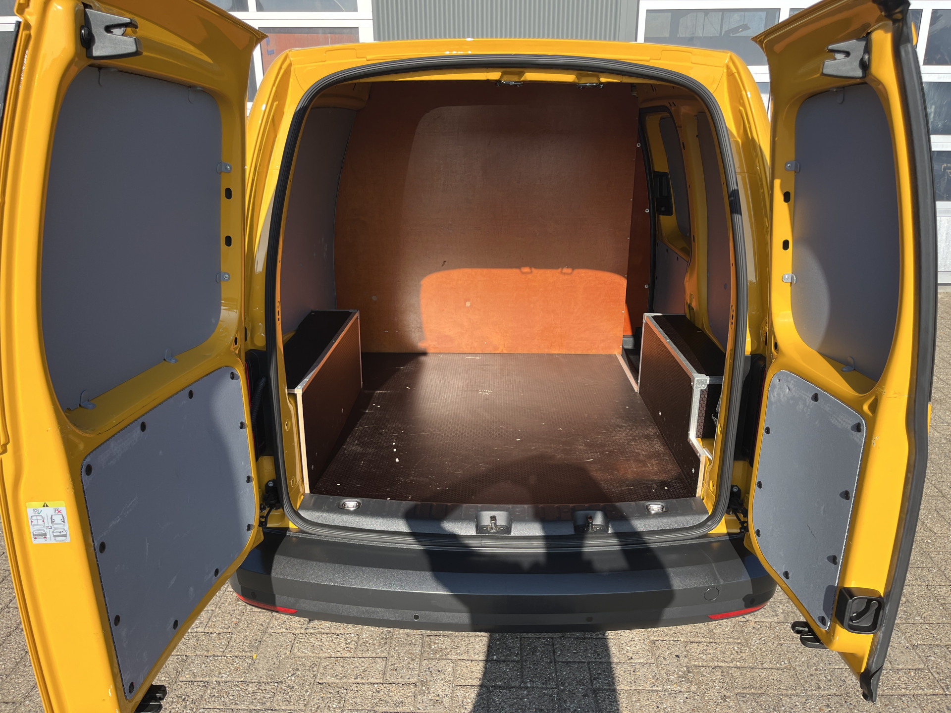 Foto van Volkswagen Caddy Modified Partition Wall