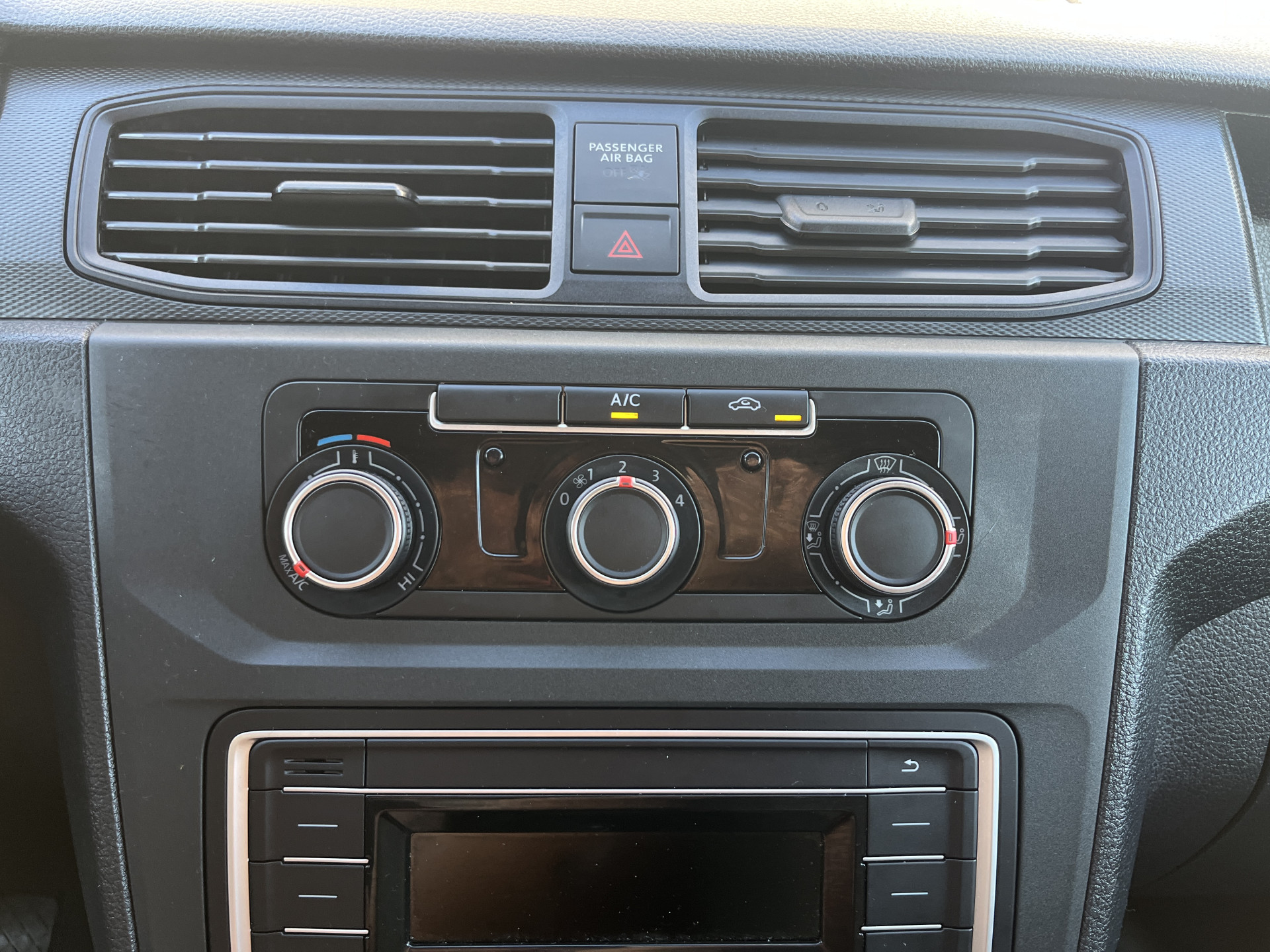 Foto van Volkswagen Caddy Modified Partition Wall