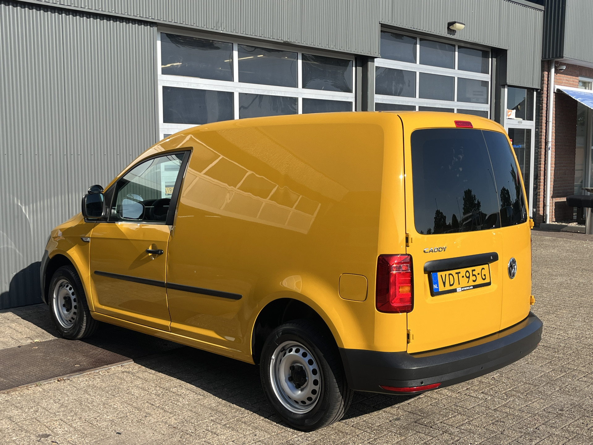 Foto van Volkswagen Caddy Modified Partition Wall