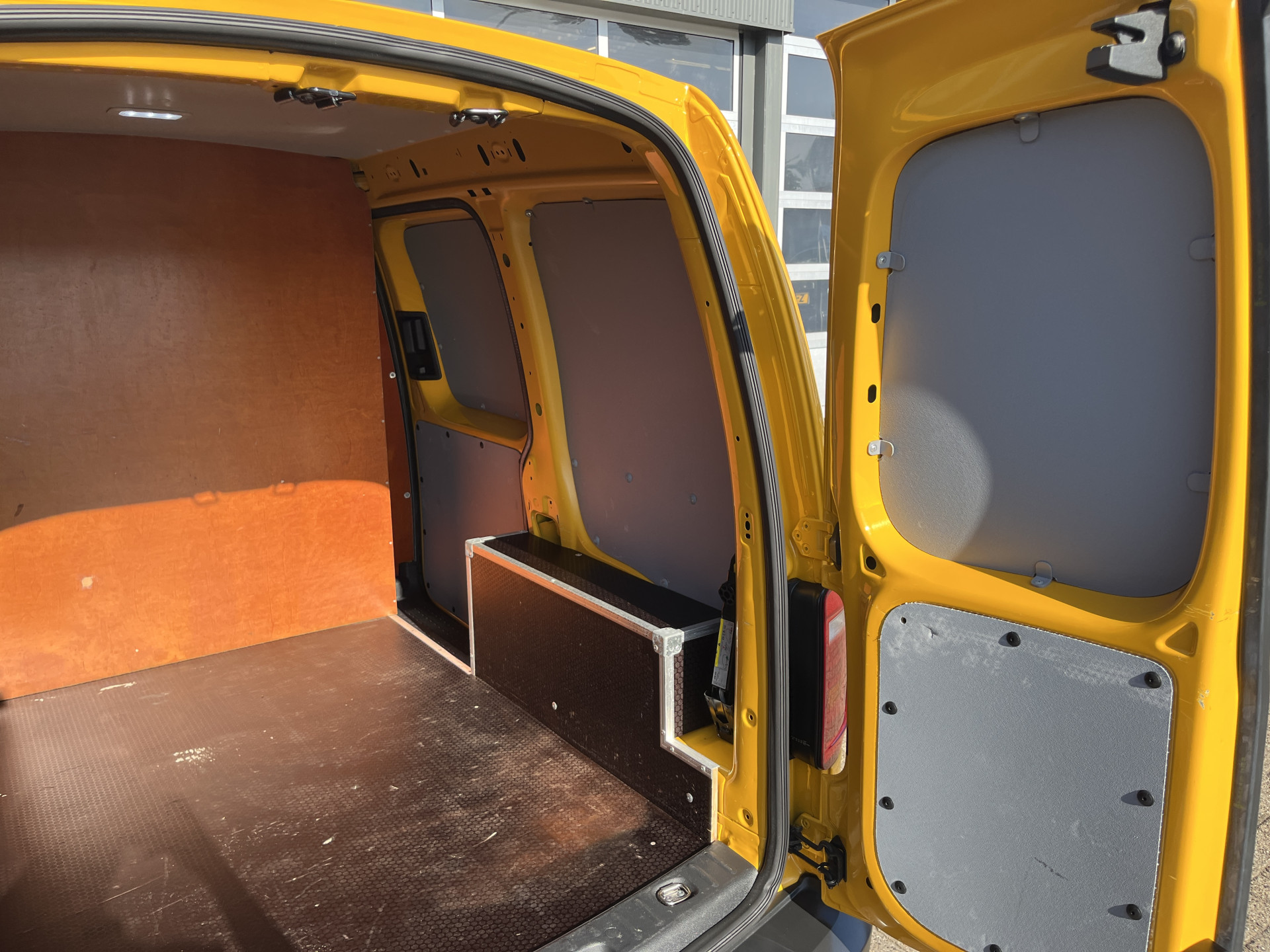Foto van Volkswagen Caddy Modified Partition Wall