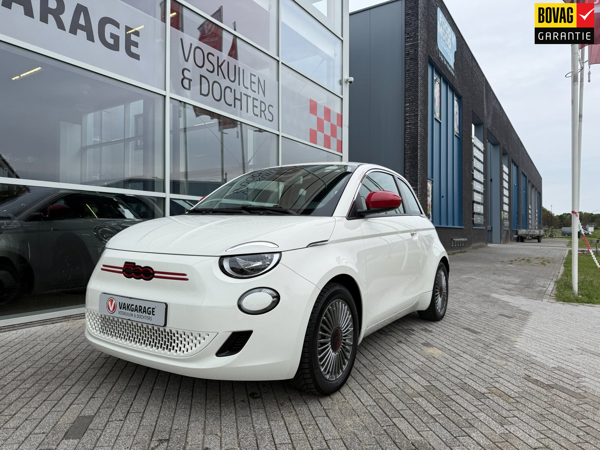 Fiat 500 RED 42 kWh Camera | Navi | Sensoren 2023 - voorkant