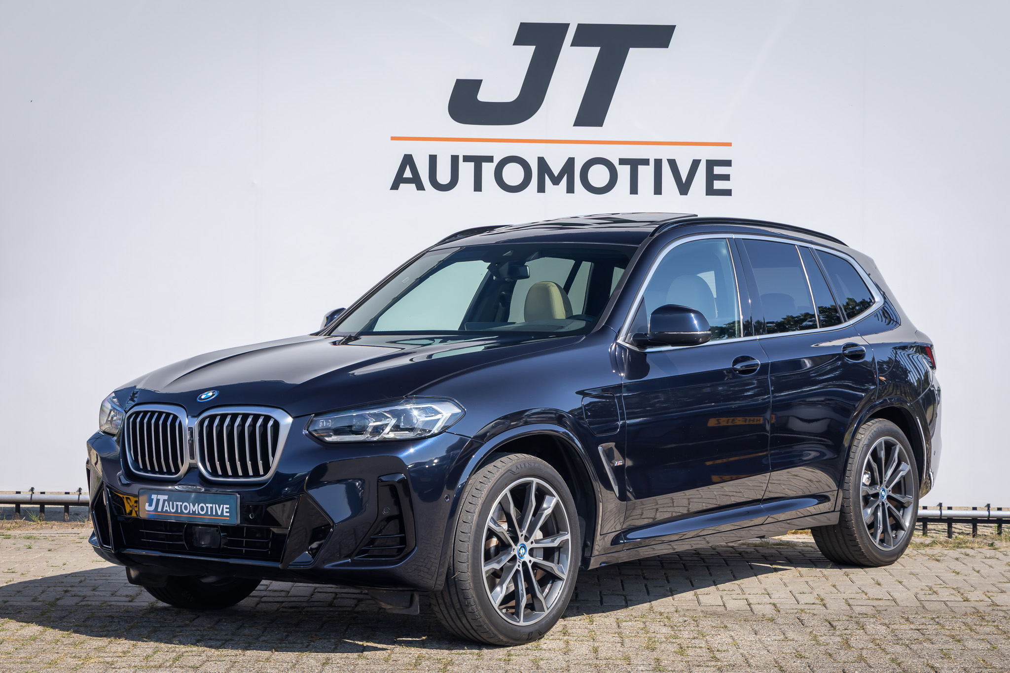 BMW X3 Xdrive30e High Executive M-sport panoramadak | adaptive cruise | 360camera | harman/cardon | memory stoel | stoelverwarming | elektrische 2023 - voorkant