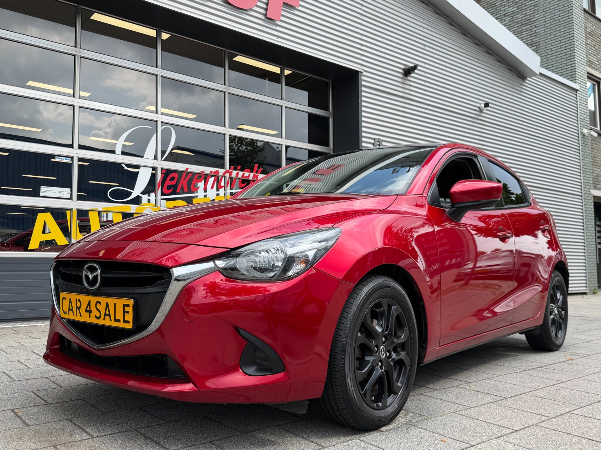 Mazda 2 1.5 Skyactiv-G Dynamic+ - Apple CarPlay / Navigatie I Airco I Sport velgen I 97.000 KM Dealer onderhouden 2018 - voorkant
